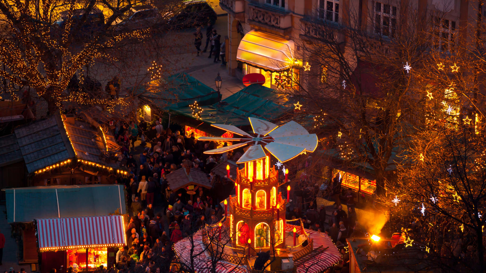 Weihnachtsmarkt in München © fotograv/iStock / Getty Images Plus via Getty Images