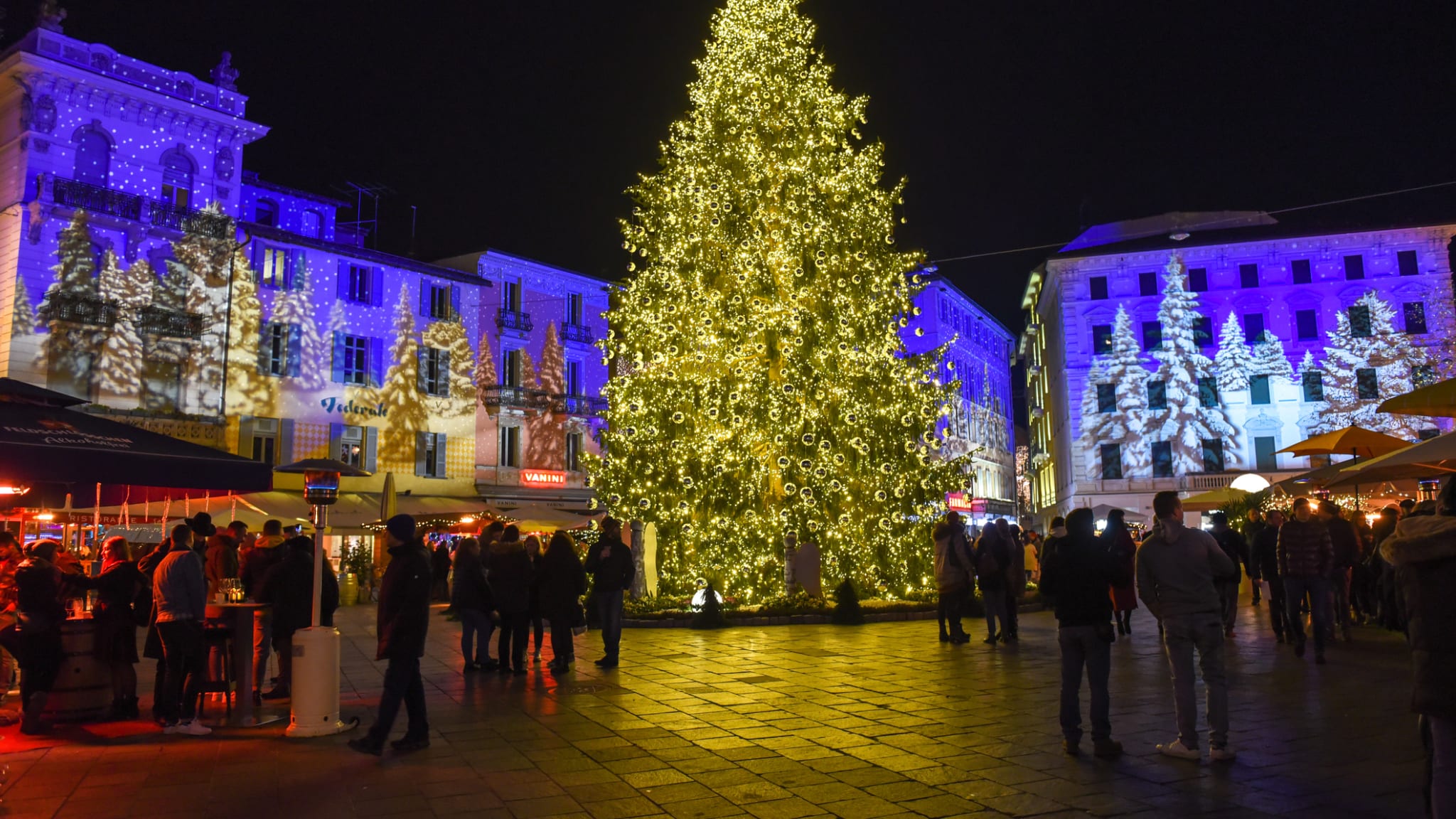 Weihnachtsmarkt in Tessin, italienische Schweiz ©iStock.com/fotoember