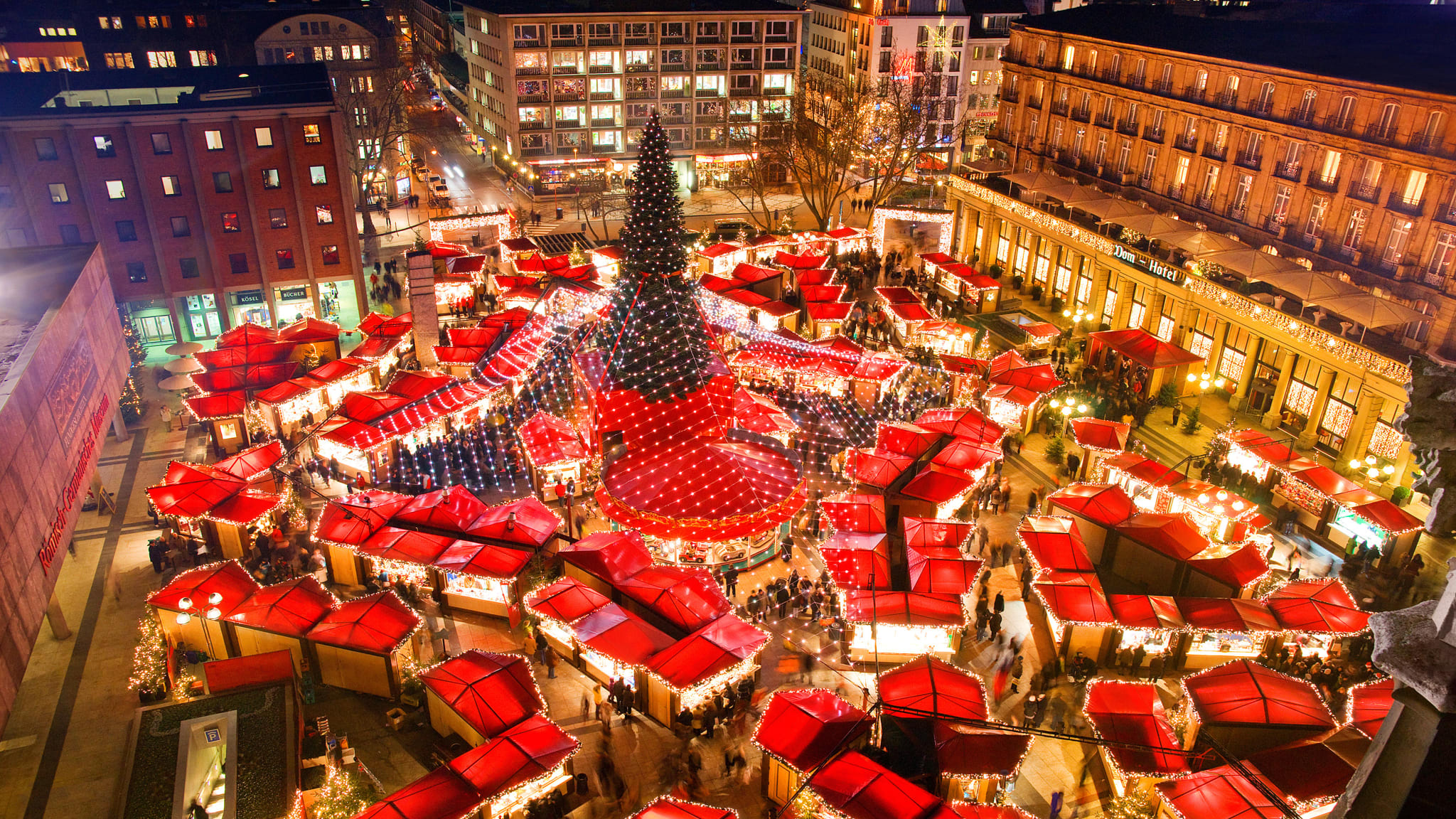 Weihnachtsmarkt kölner Dom © Thomas Schmidt/iStock / Getty Images Plus via Getty Images