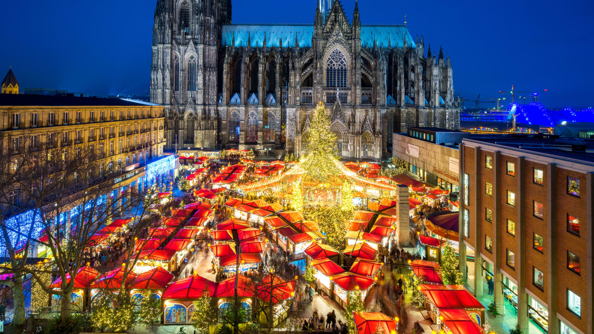 Weihnachtsmarkt vor dem Kölner Dom ©iStock.com/jotily