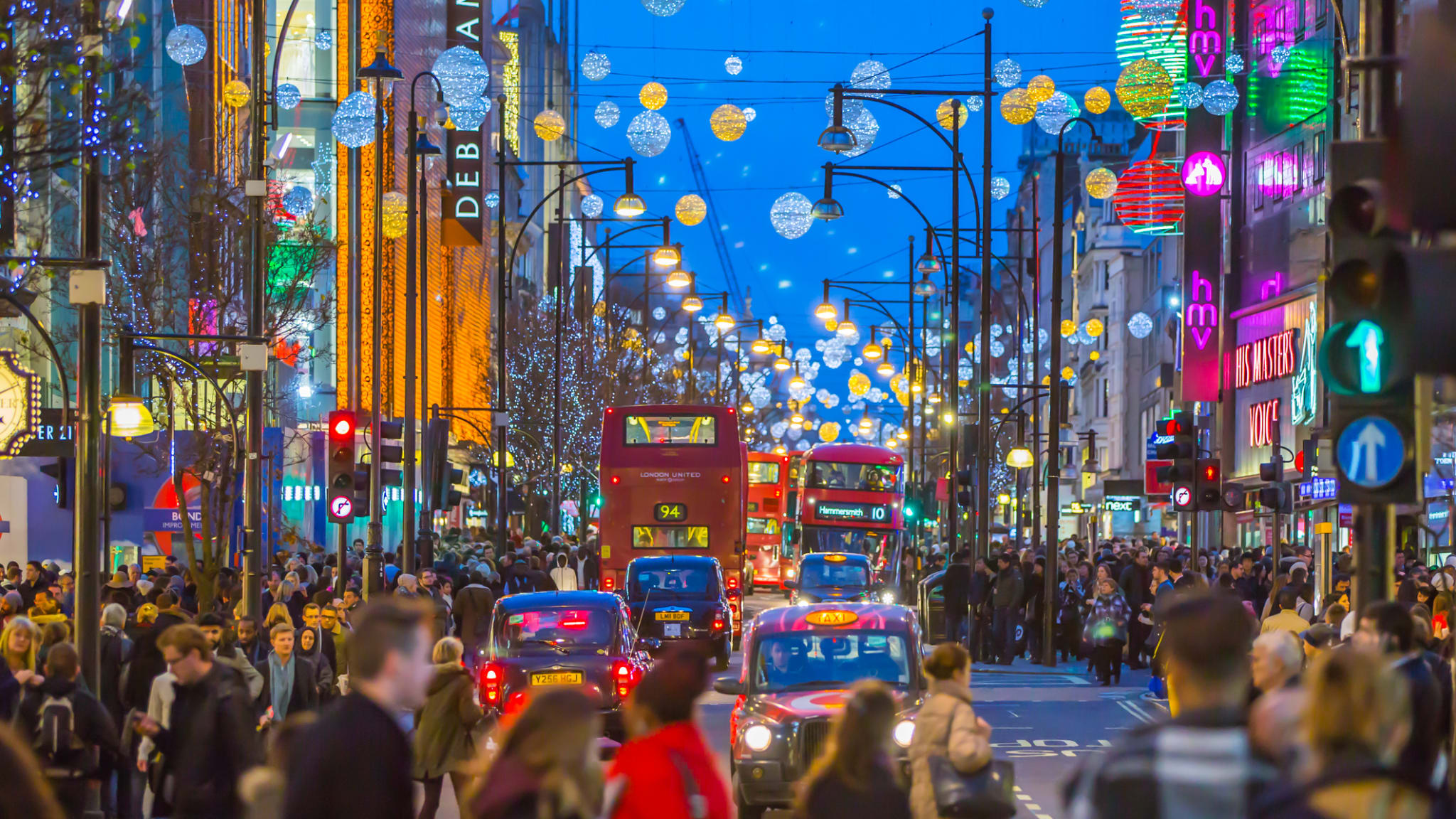 Weihnachtszeit in London © IR_Stone/iStock Editorial / Getty Images Plus via Getty Images