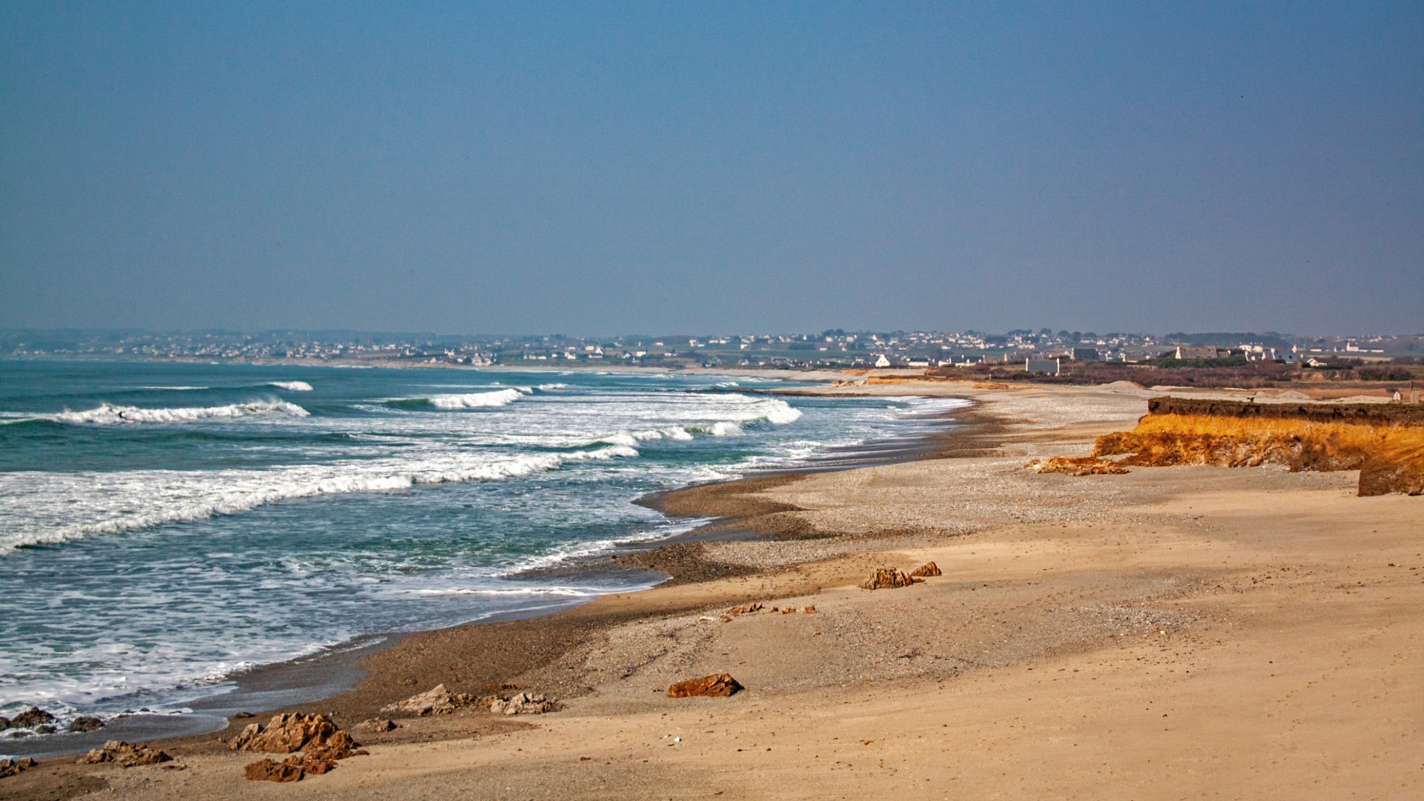 Wellen in der Bucht von Audierne bei der Stadt Penhors © iStock.com/guy-ozenne