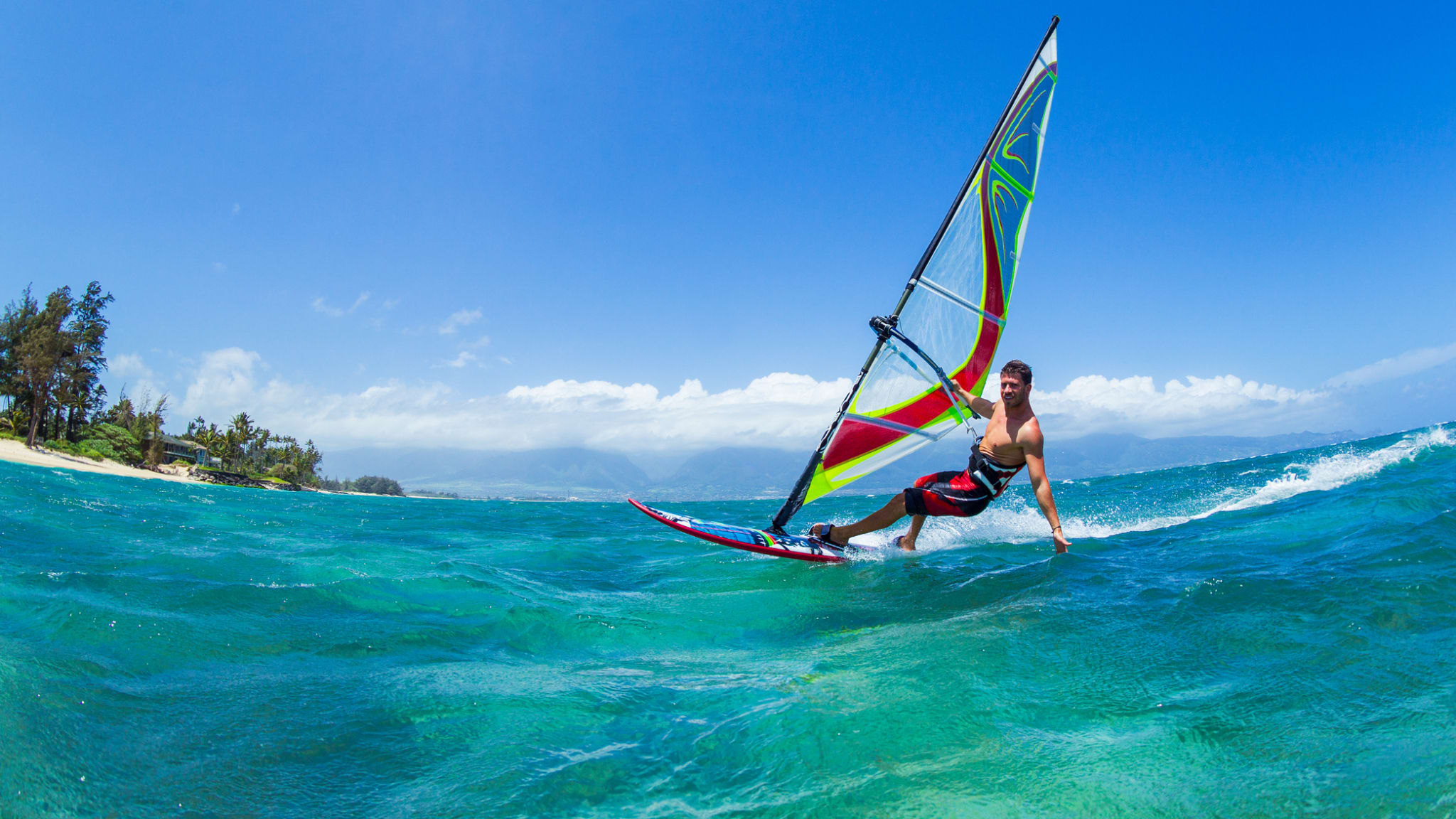 Windsurfer auf Maui, Hawaii © iStock.com/EpicStockMedia