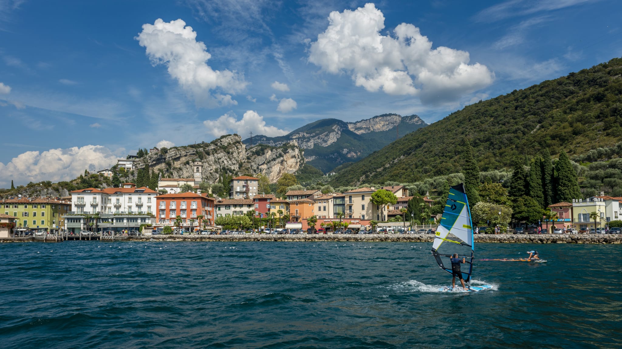Windsurfer in Torbole am Gardasee in Italien © iStock.com/no_limit_pictures