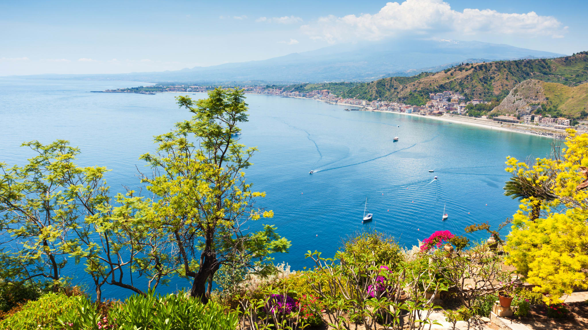 Wunderschöner Ausblick auf Küste Taormina auf Sizilien © iStock.com/xenotar