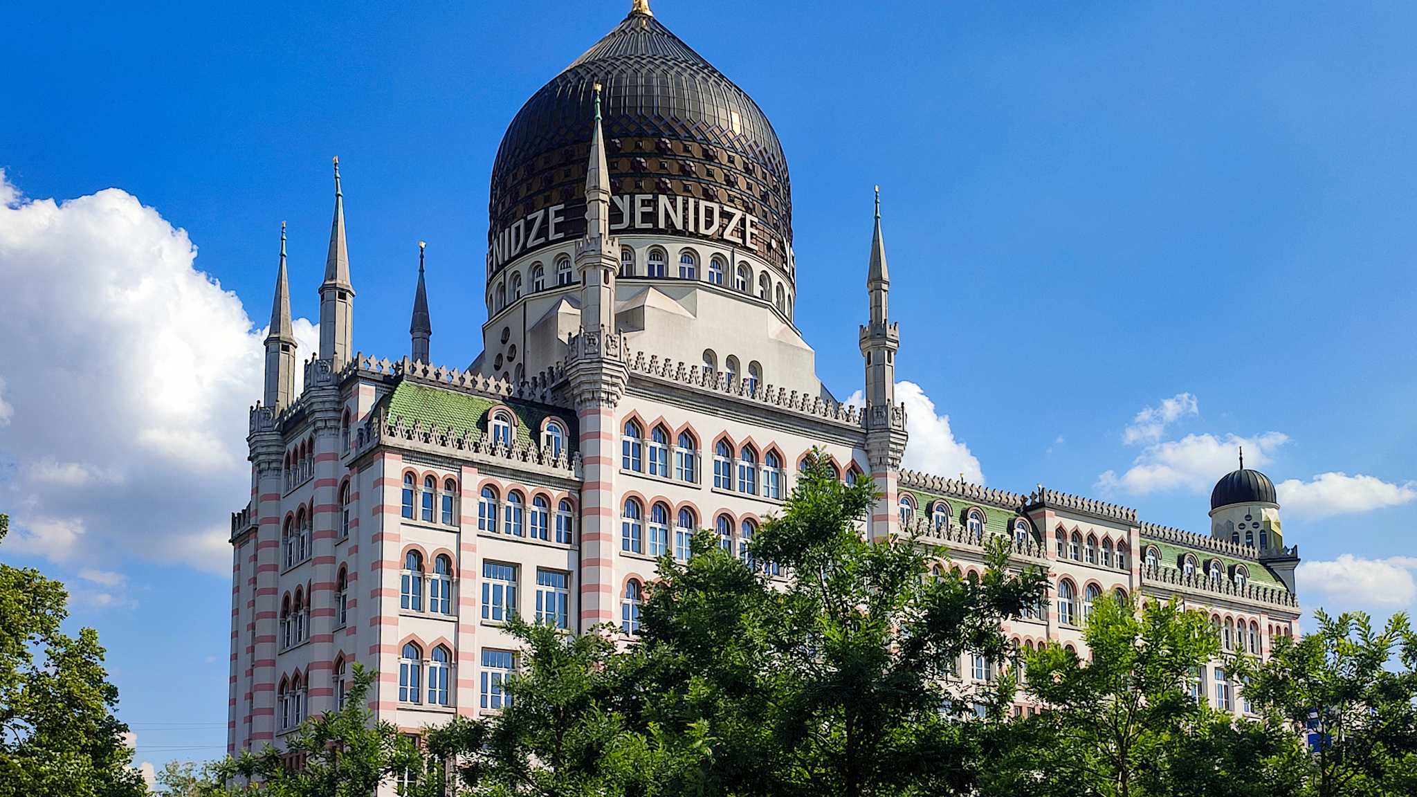 Ehemalige Zigarettenfabrik im Stil einer Moschee