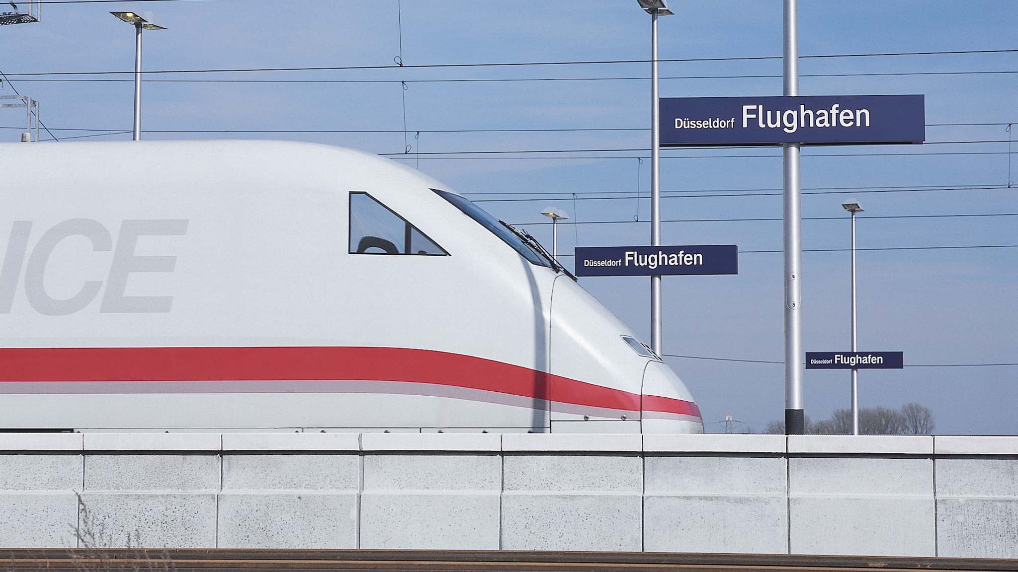 Zug zum Flughafen Düsseldorf, Nordrhein-Westfalen, Deutschland © Andreas Wiese, Flughafen Düsseldorf