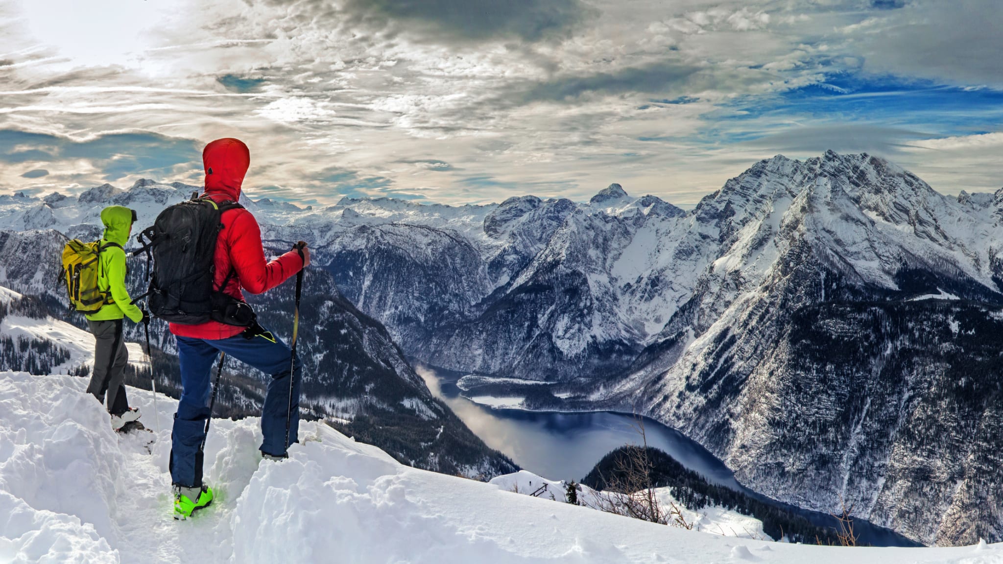 Zwei Bergwanderer am Königsee in Bayern © DieterMeyrl/E+ via Getty Images