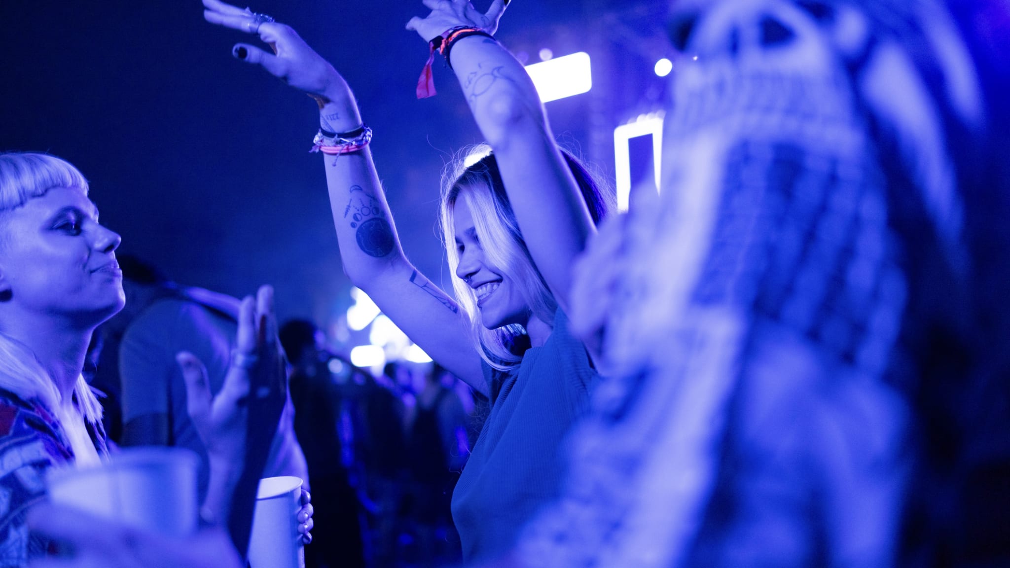 Zwei Frauen tanzen ausgelassen © Ivan Pantic/E+ via Getty Images