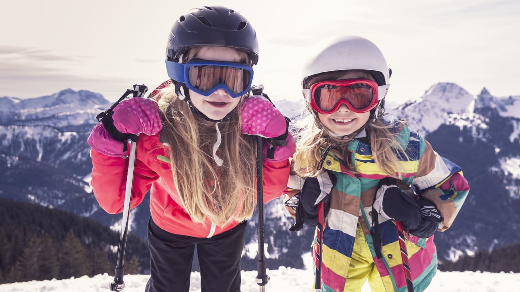 Zwei junge Mädchen beim Ski fahren © Westend61/Westend61 via Getty Images