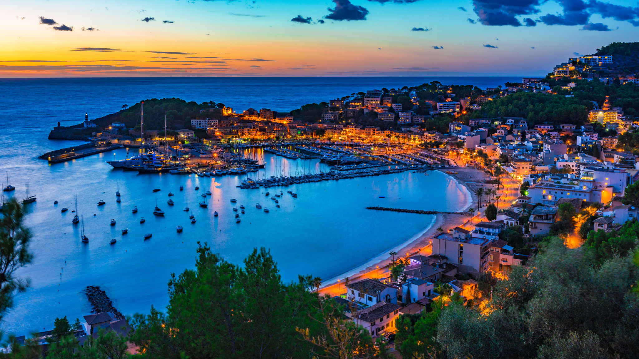 Die Bucht von Port de Sóller auf Mallorca am Abend