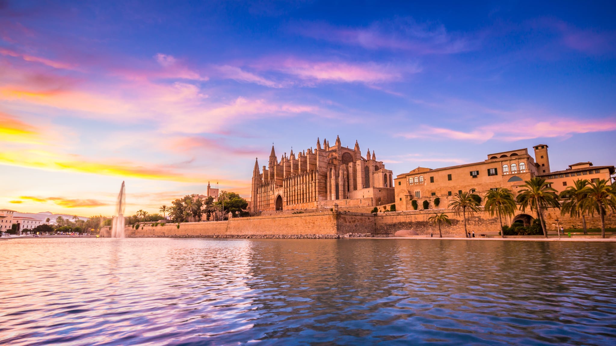 Die Kathedrale von Palma bietet zum Sonnenuntergang ein tolles Bild. © powell83
