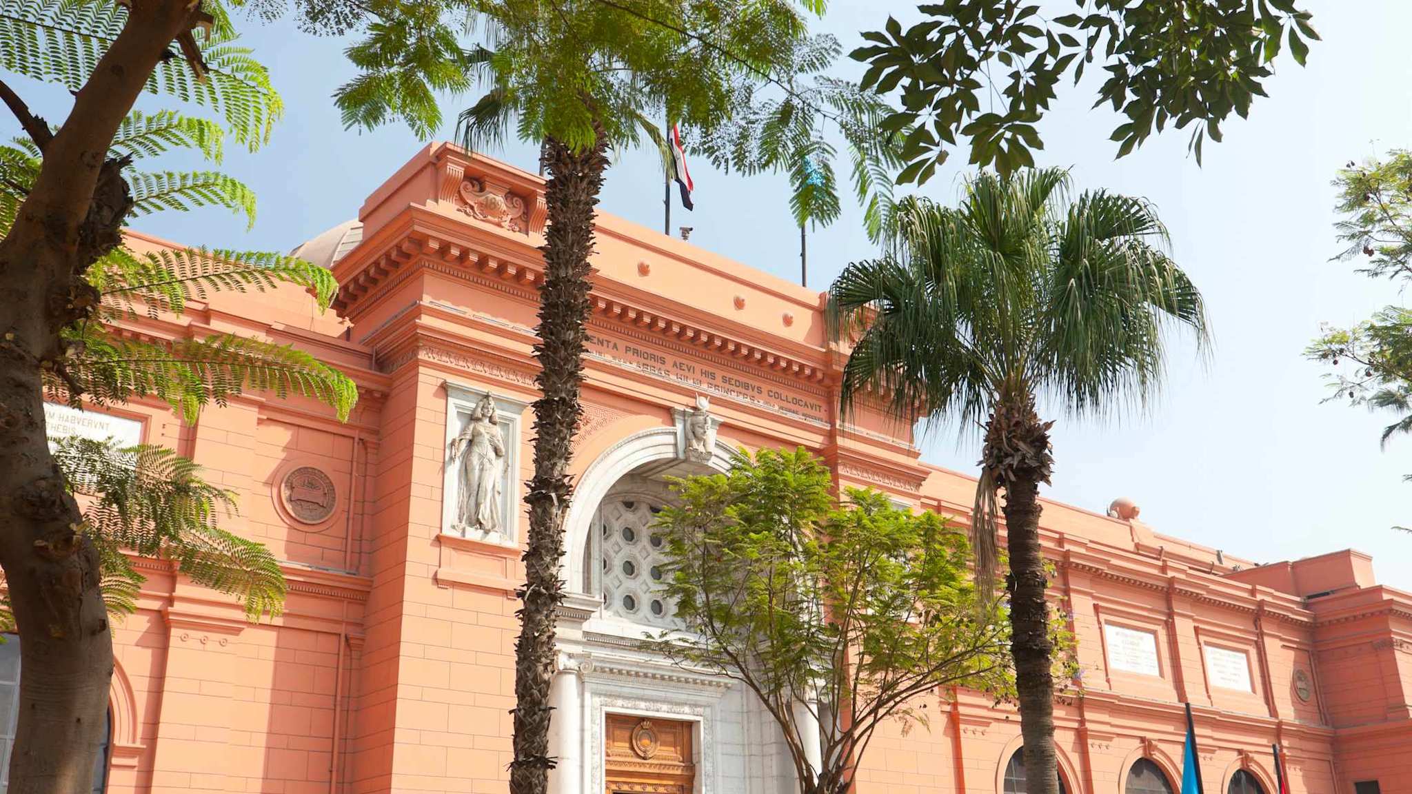 Das ägyptische Museum von Außen in Kairo.