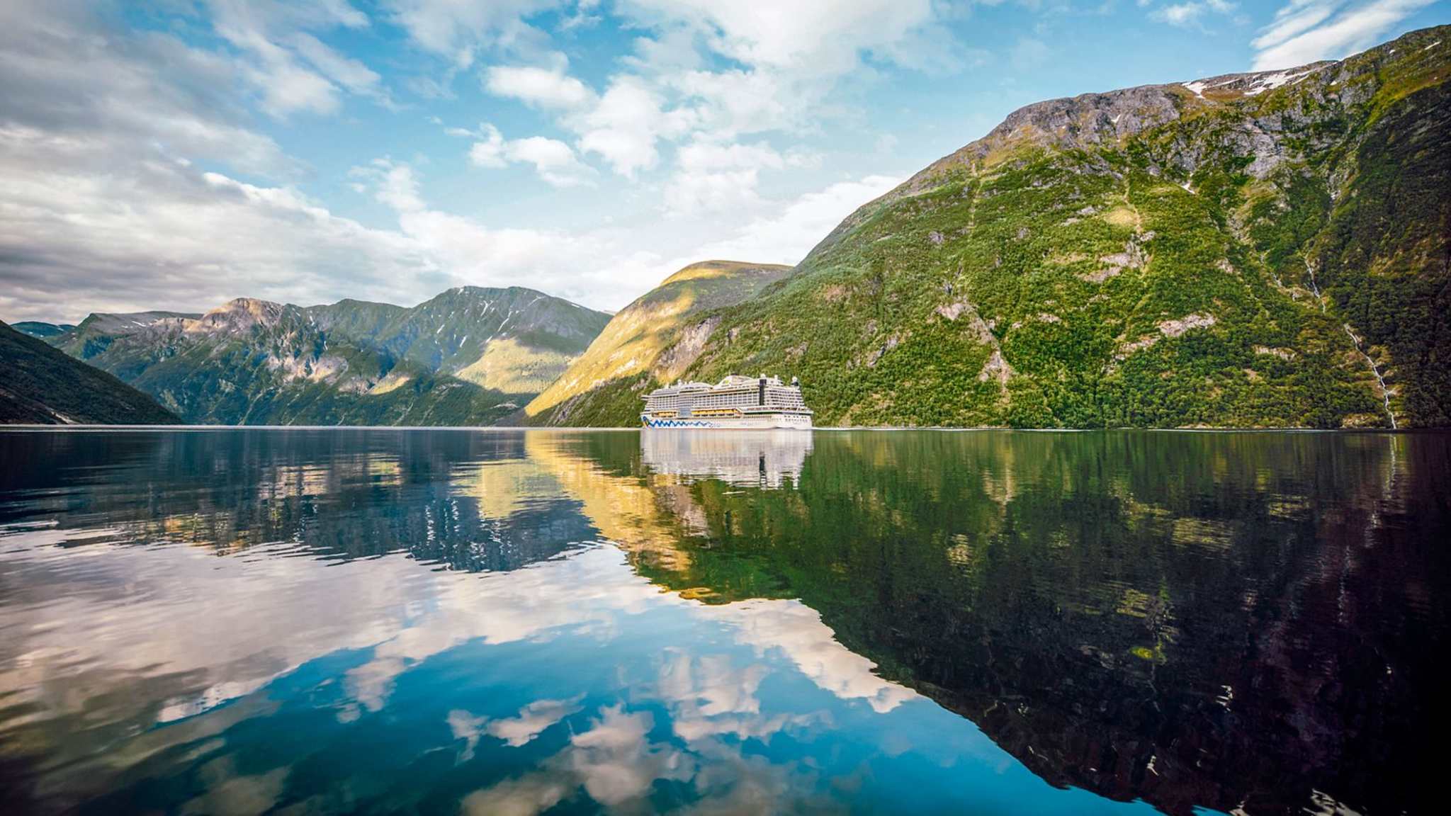 Kreuzfahrtschiff vor Norwegen
