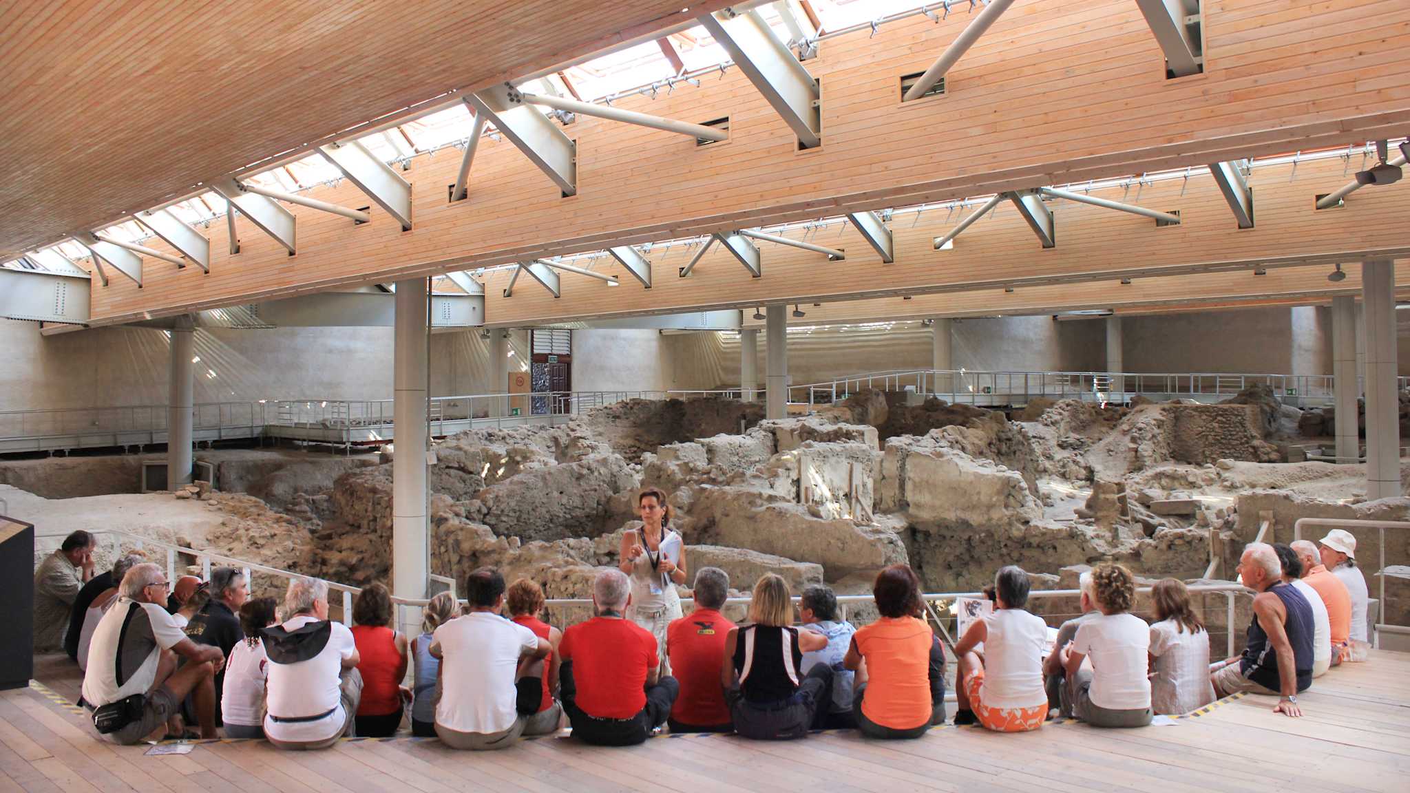 Eine Führung durch die Ausgrabungsstätte Akrotiri. Die Reste der Siedlung sind überdacht.