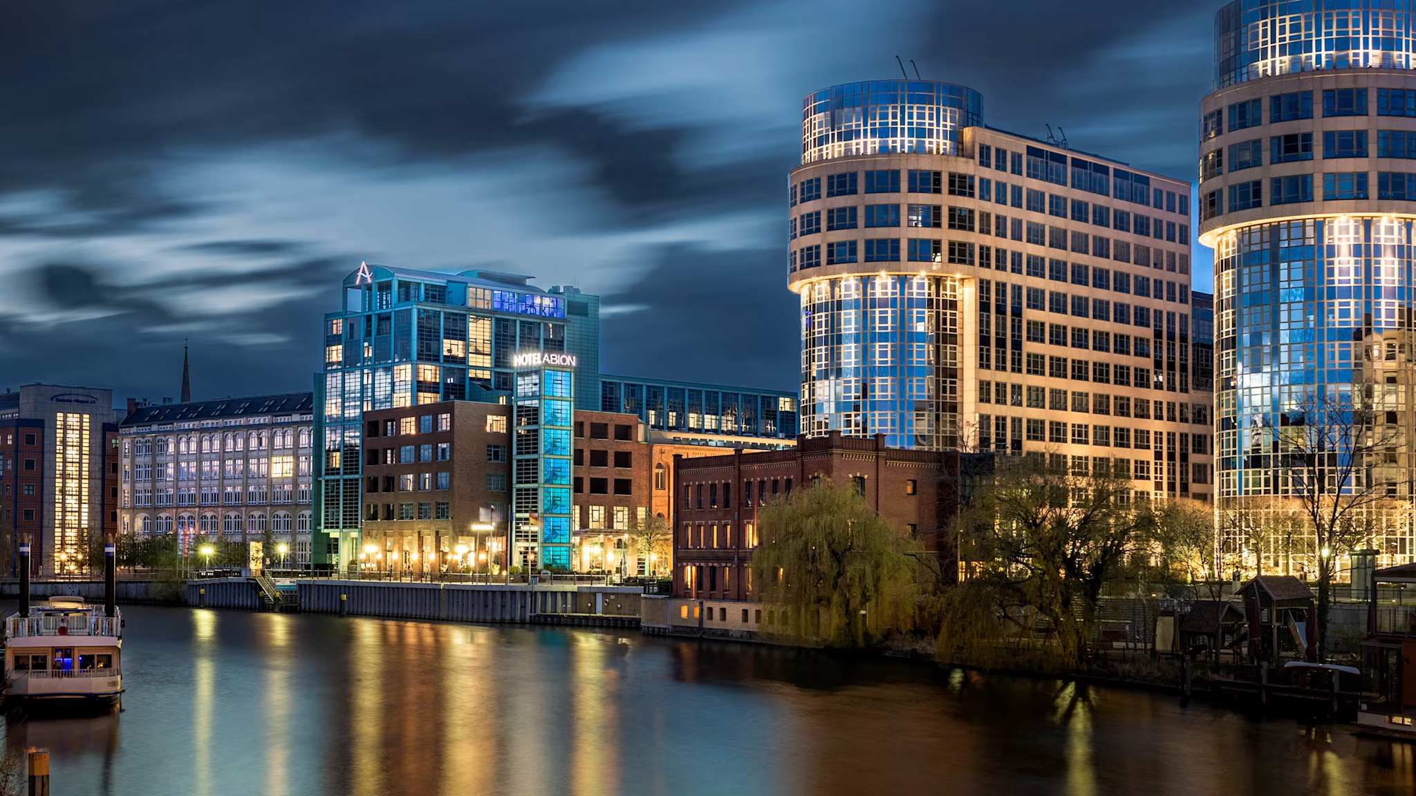 Außenansicht des Hotels bei Nacht mit der Spree im Vordergrund