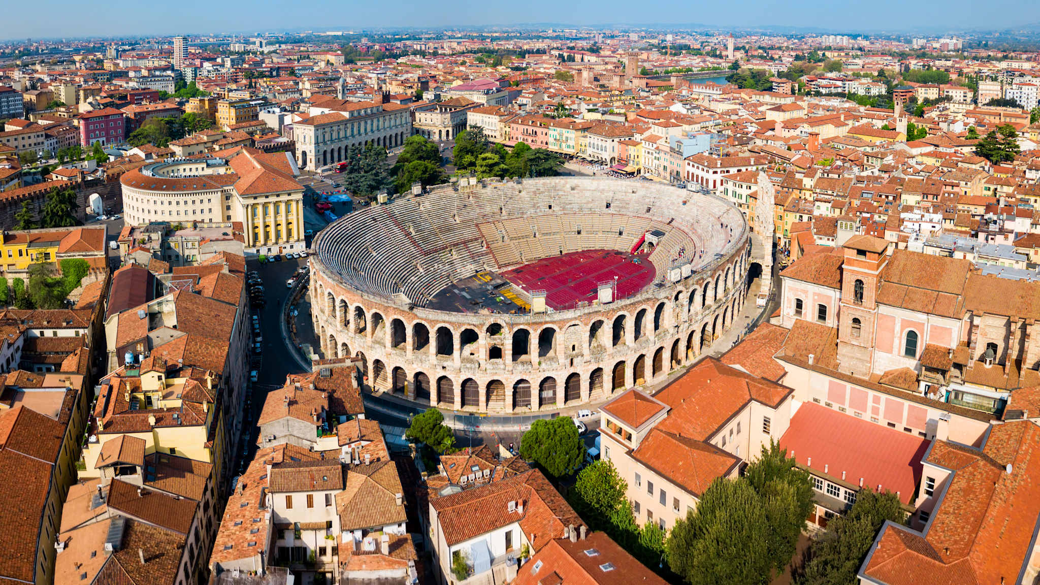Luftbild eines römischen Amphitheaters.