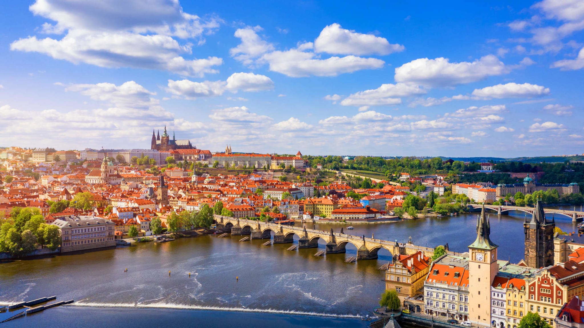 Der Blick auf die Altstadt von Prag und die Karlsbrücke.