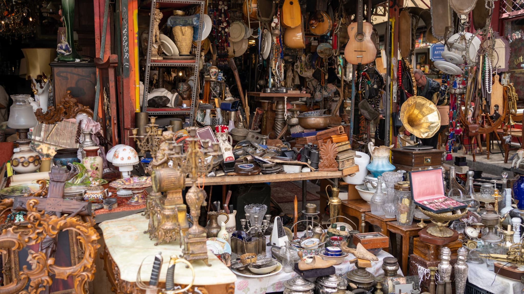 Ein Stand mit lauter Antiquitäten auf dem Antikmarkt in Athen, Griechenland.