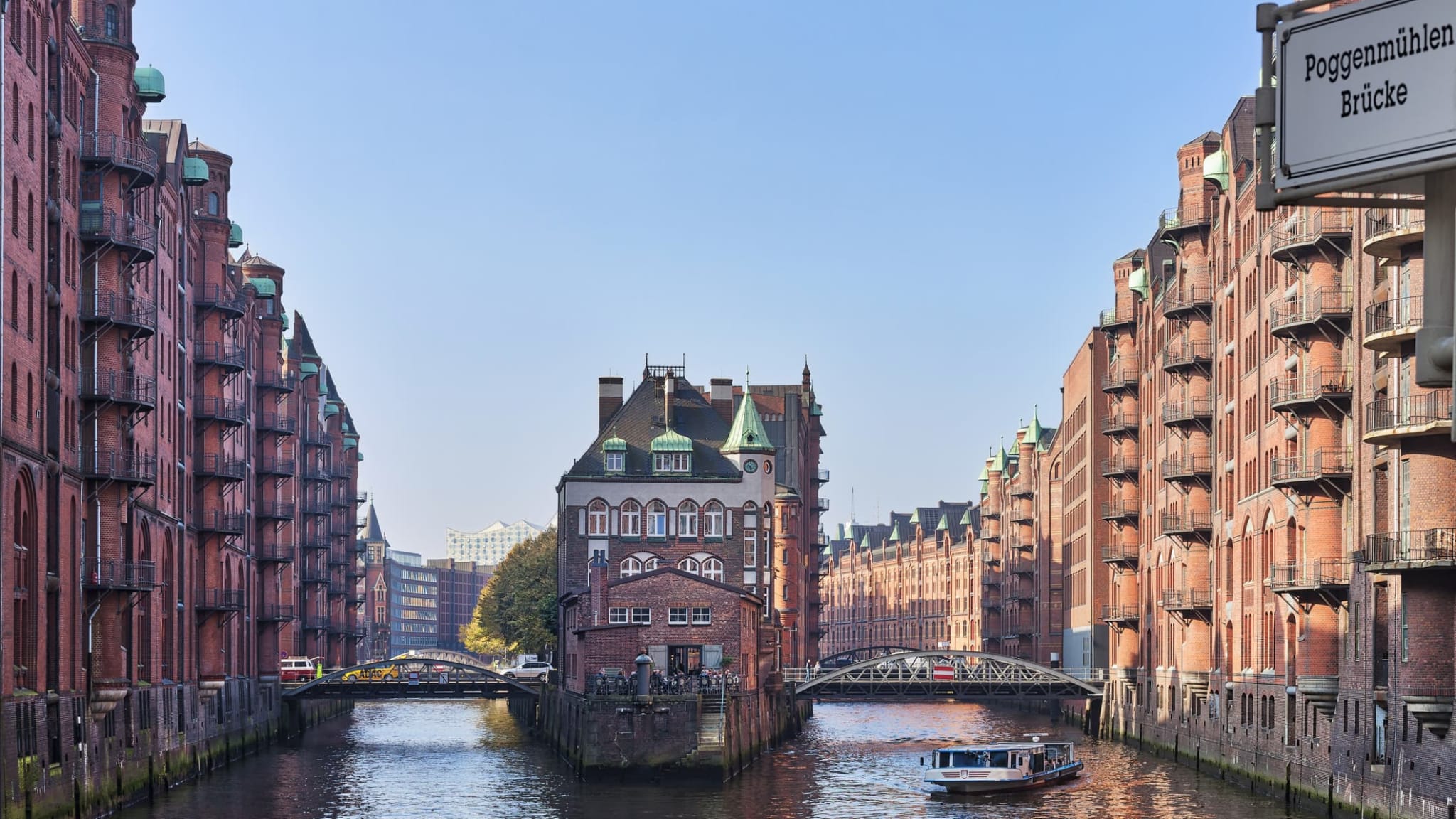 Ausflugsboot auf einem Kanal in der Speicherstadt in Hamburg, Deutschland.