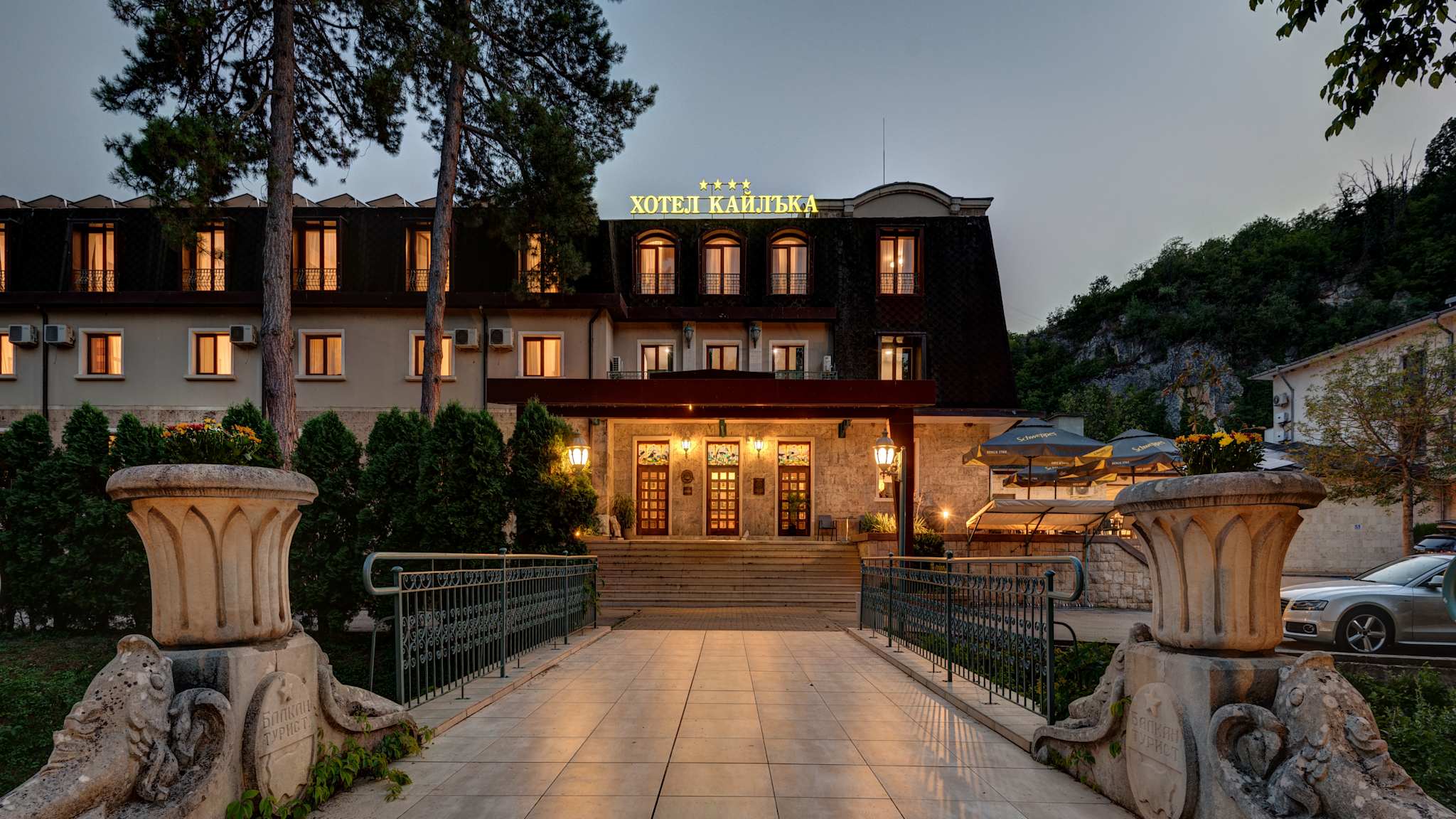 Eine Brücke führt zum Eingang eines Hotels.