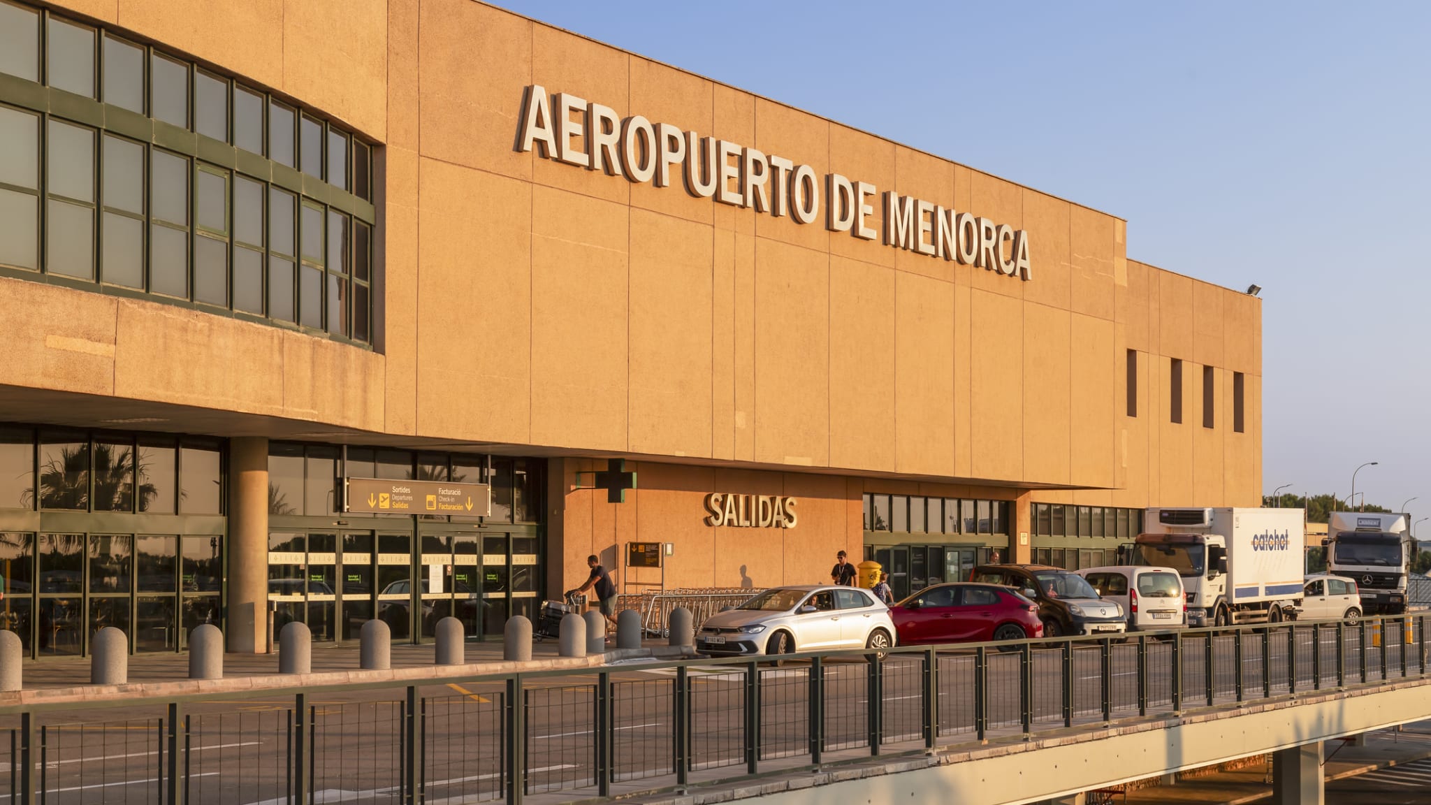 Außenansicht des Flughafens auf Menorca, Balearen, Spanien.