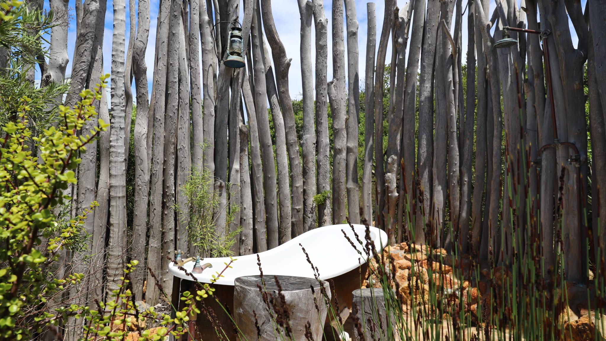 Ein Badezimmer unter freiem Himmel in der Garden Route Game Lodge, Südafrika.