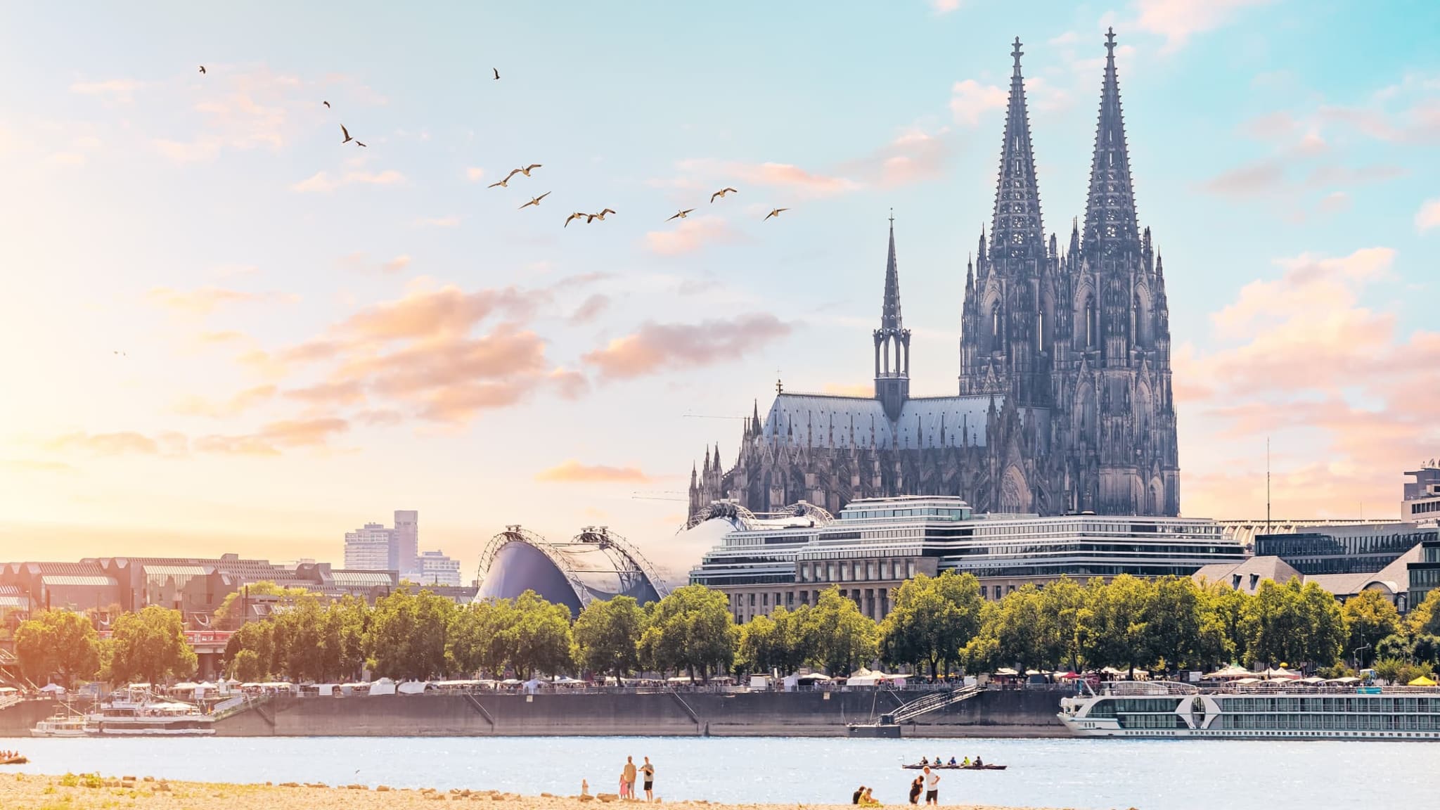 Aussicht auf den Kölner Dom und den Rheinstrand.