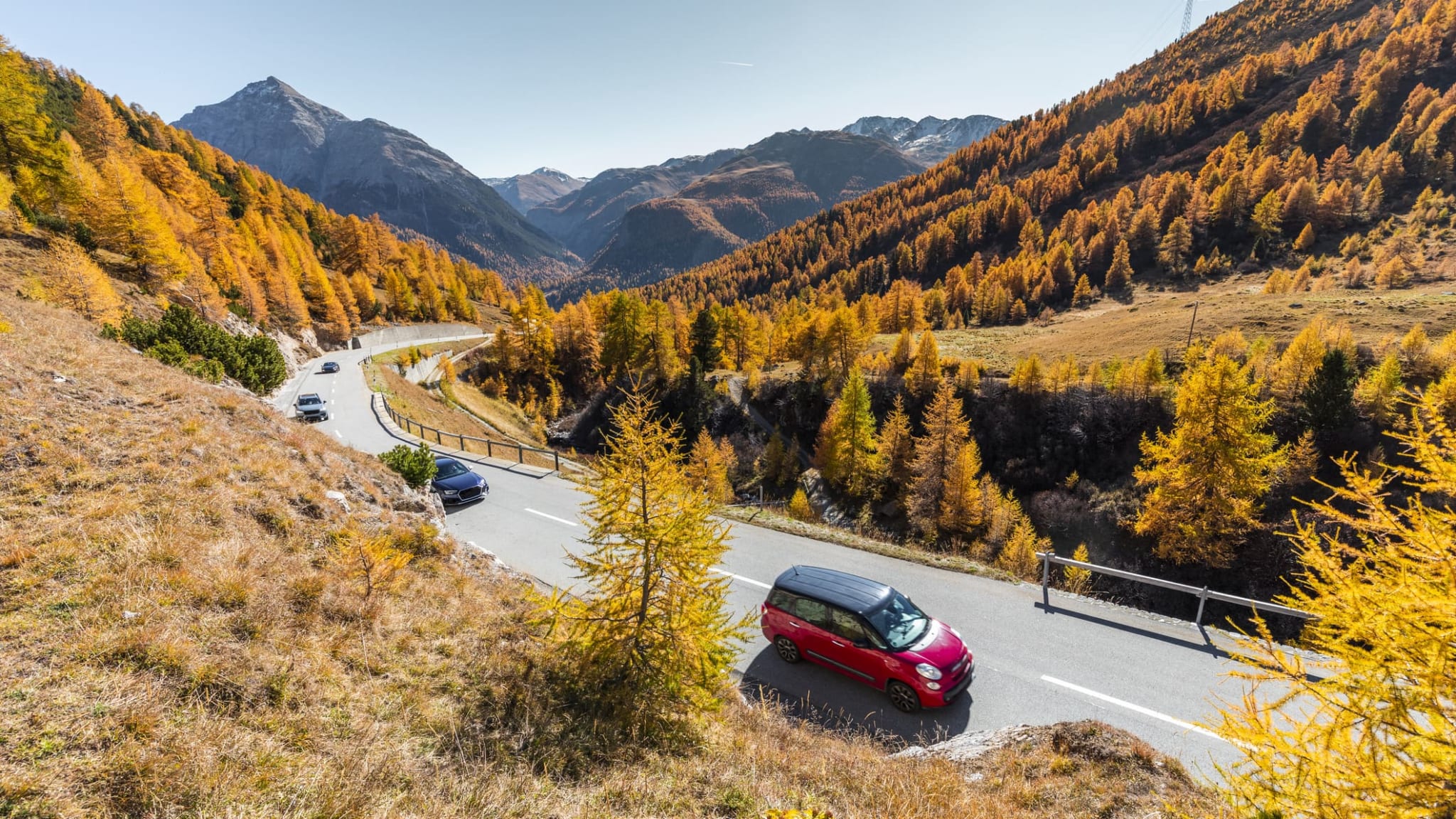Autos fahren über eine gewundene Straße über den Albula Pass in der Schweiz.
