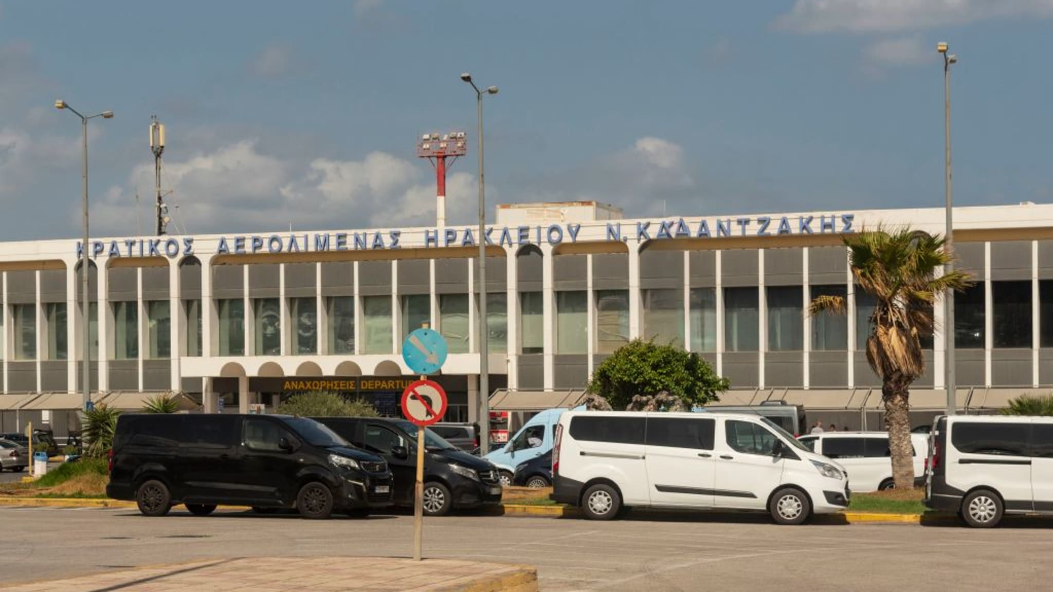 Autos vor dem Flughafen in Heraklion, Kreta, Griechenland.