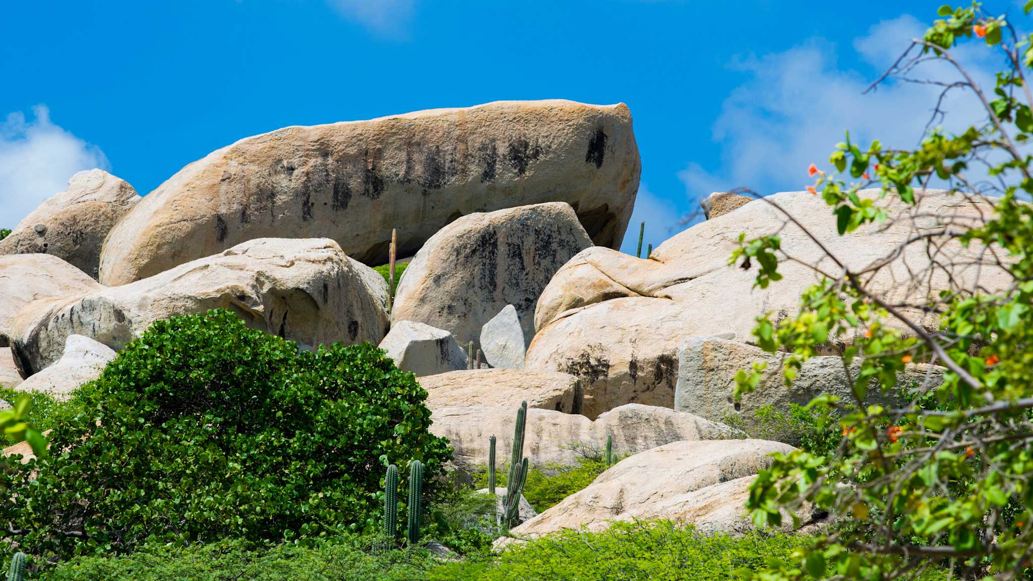 Große Felsen ragen aus der Landschaft.