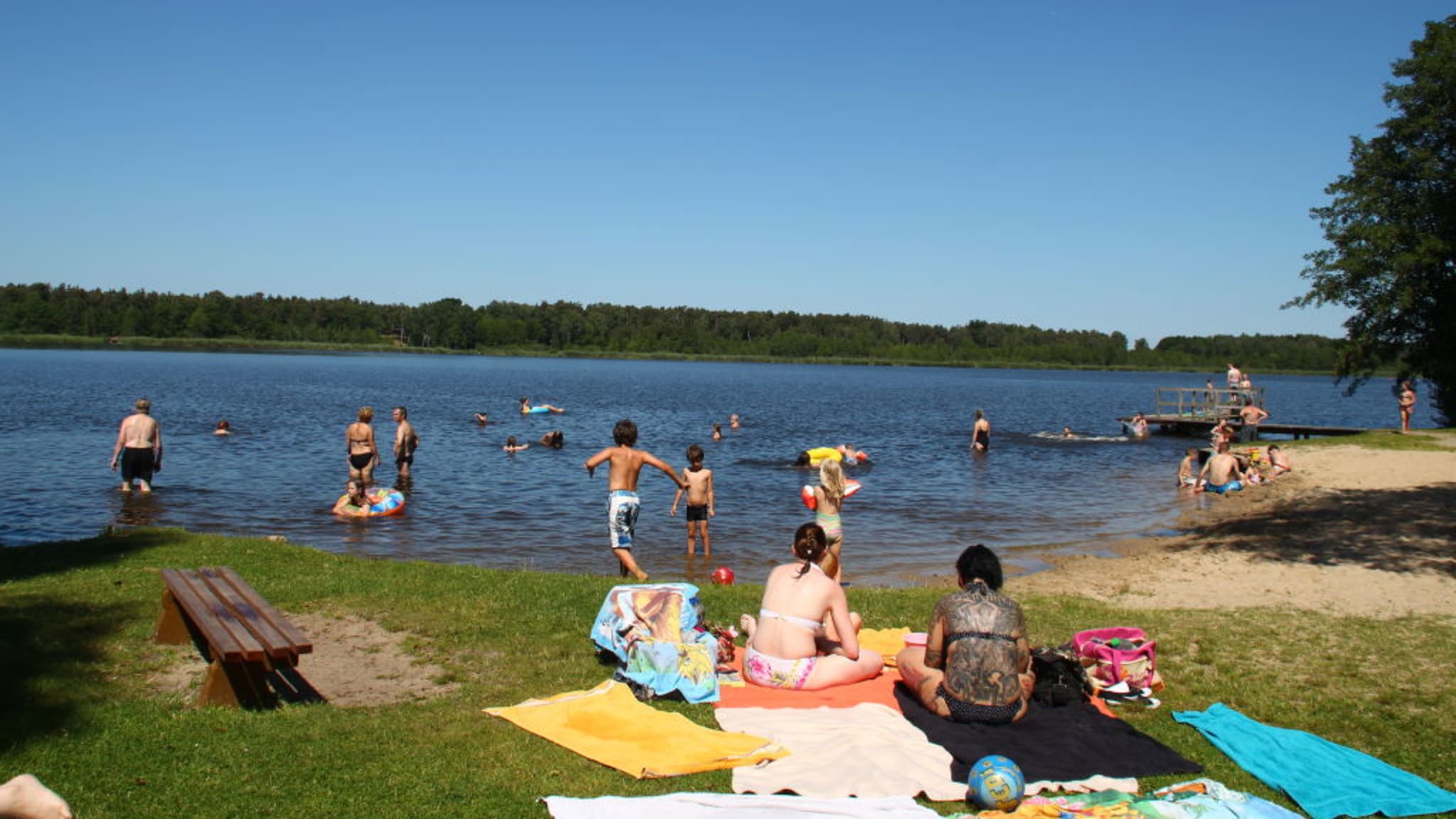 Badegäste am Köthener See, Brandenburg, Deutschland