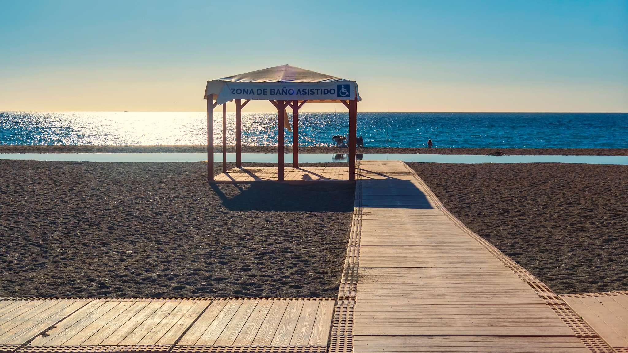Holzstege und ein Assistenzzelt am Strand Playa de Palma auf Mallorca.