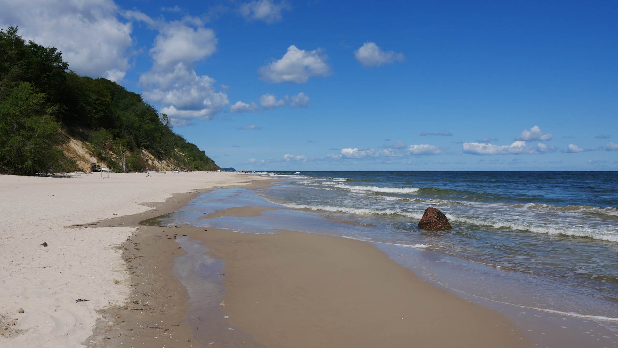 Ein Strand vor einer Steilküste.