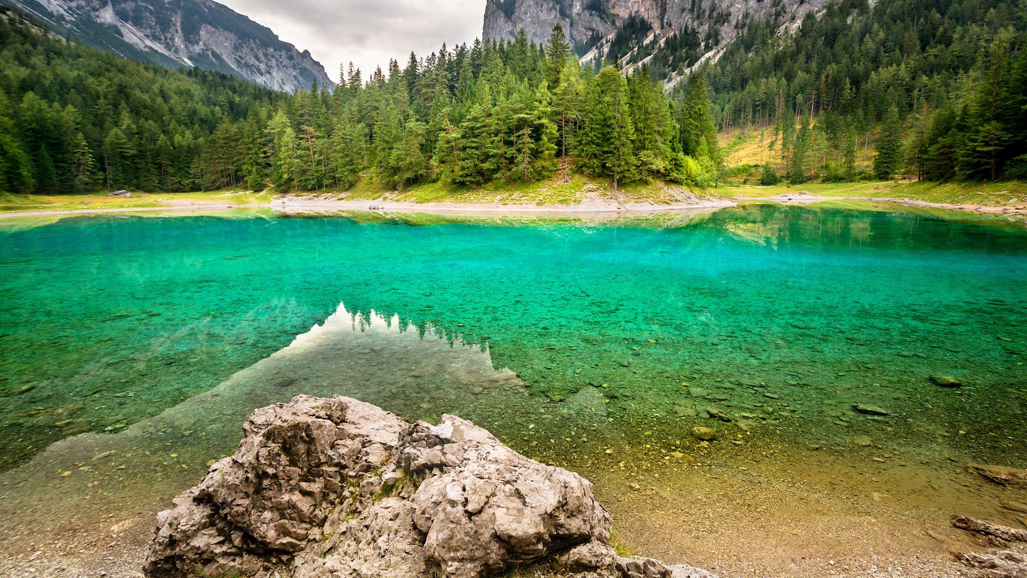 Berge und Pinienbäume am See in der Steiermark, Österreich. © Péter Hegedűs via Getty Images