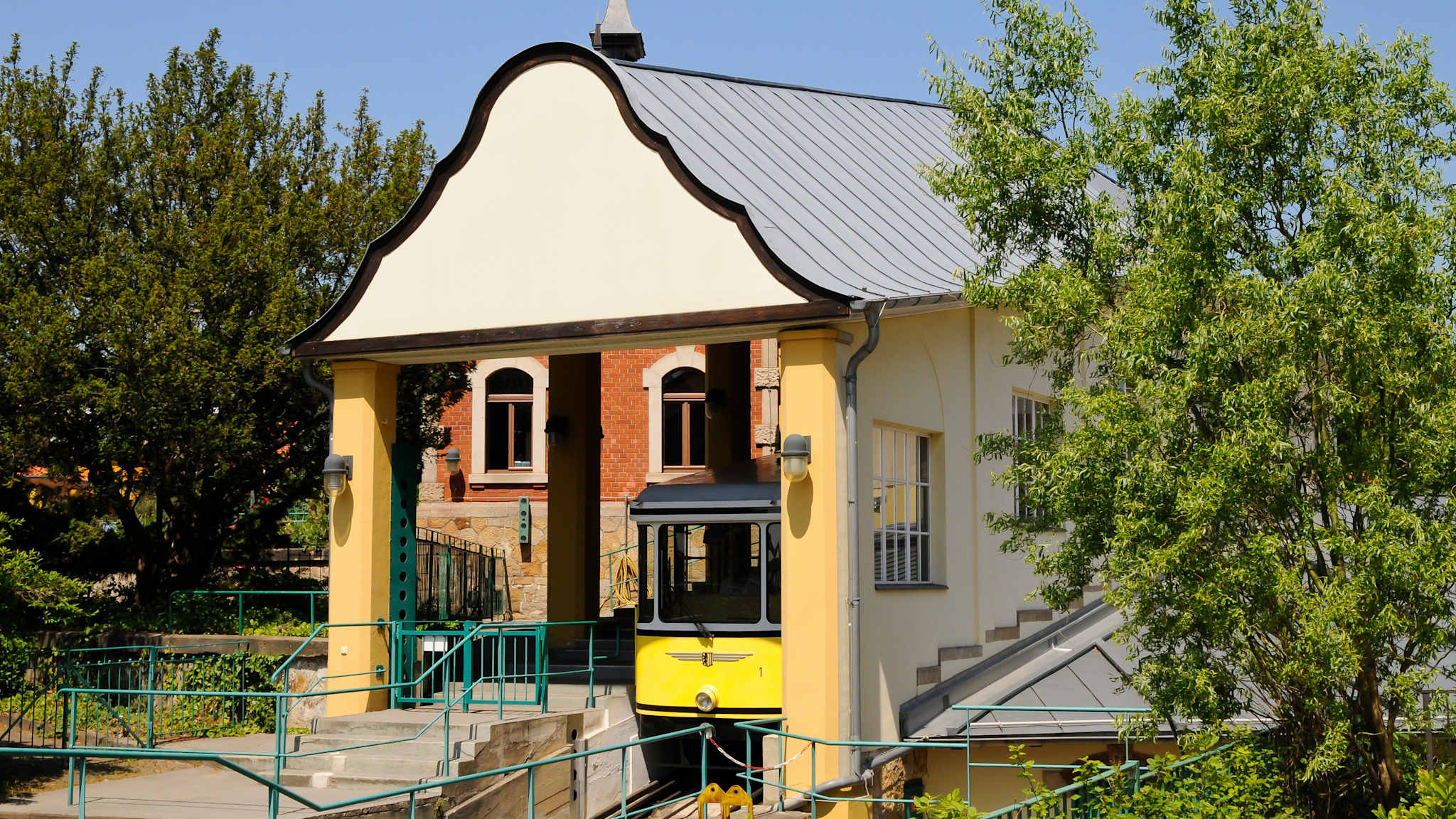 Eine Standseilbahn an einem Haltepunkt.