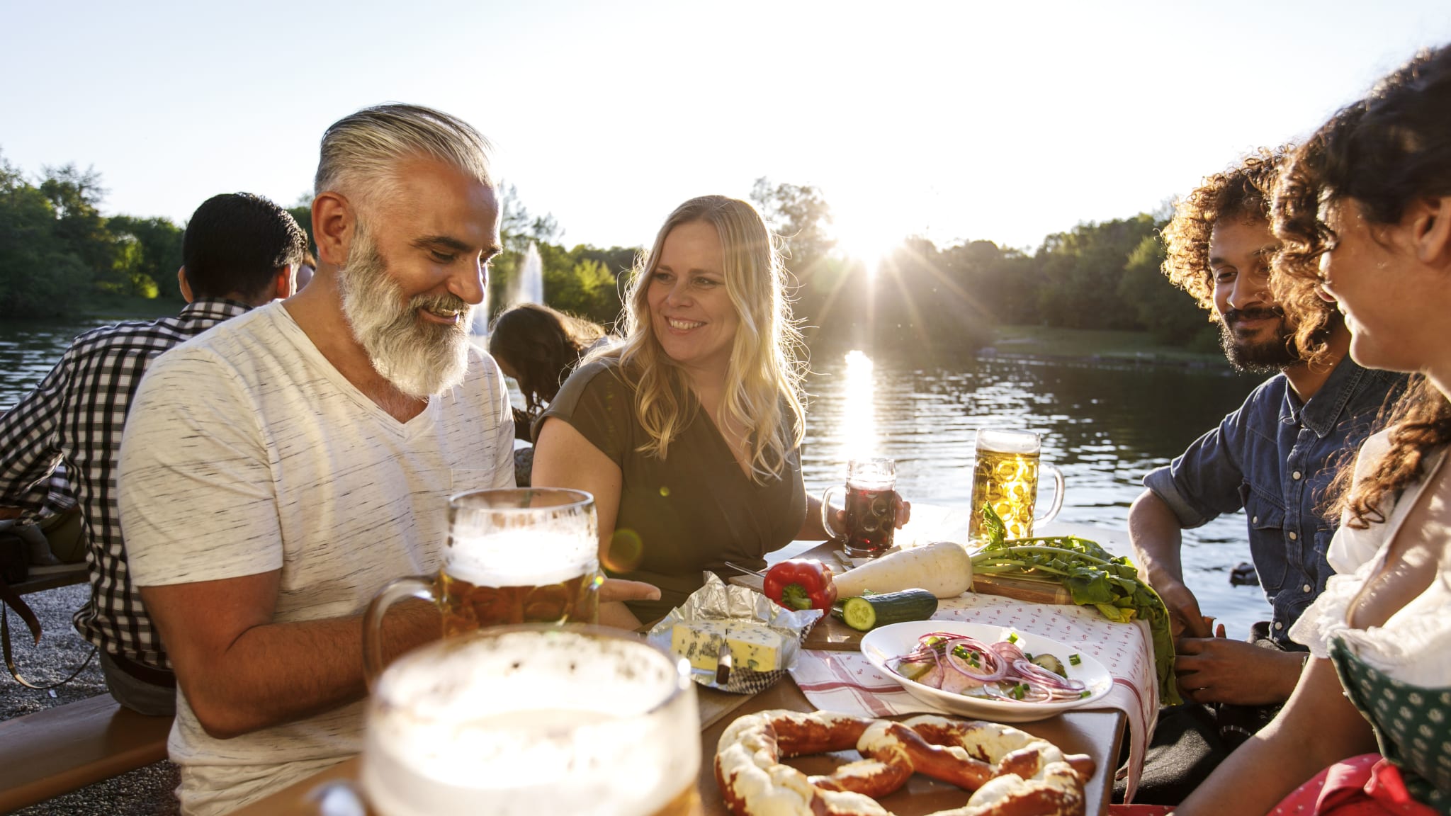 Traditionelles Essen und gute Gesellschaft – in München ist ein Besuch in einem Biergarten ein Teil der Lebensart © München Tourismus/Christian Kasper