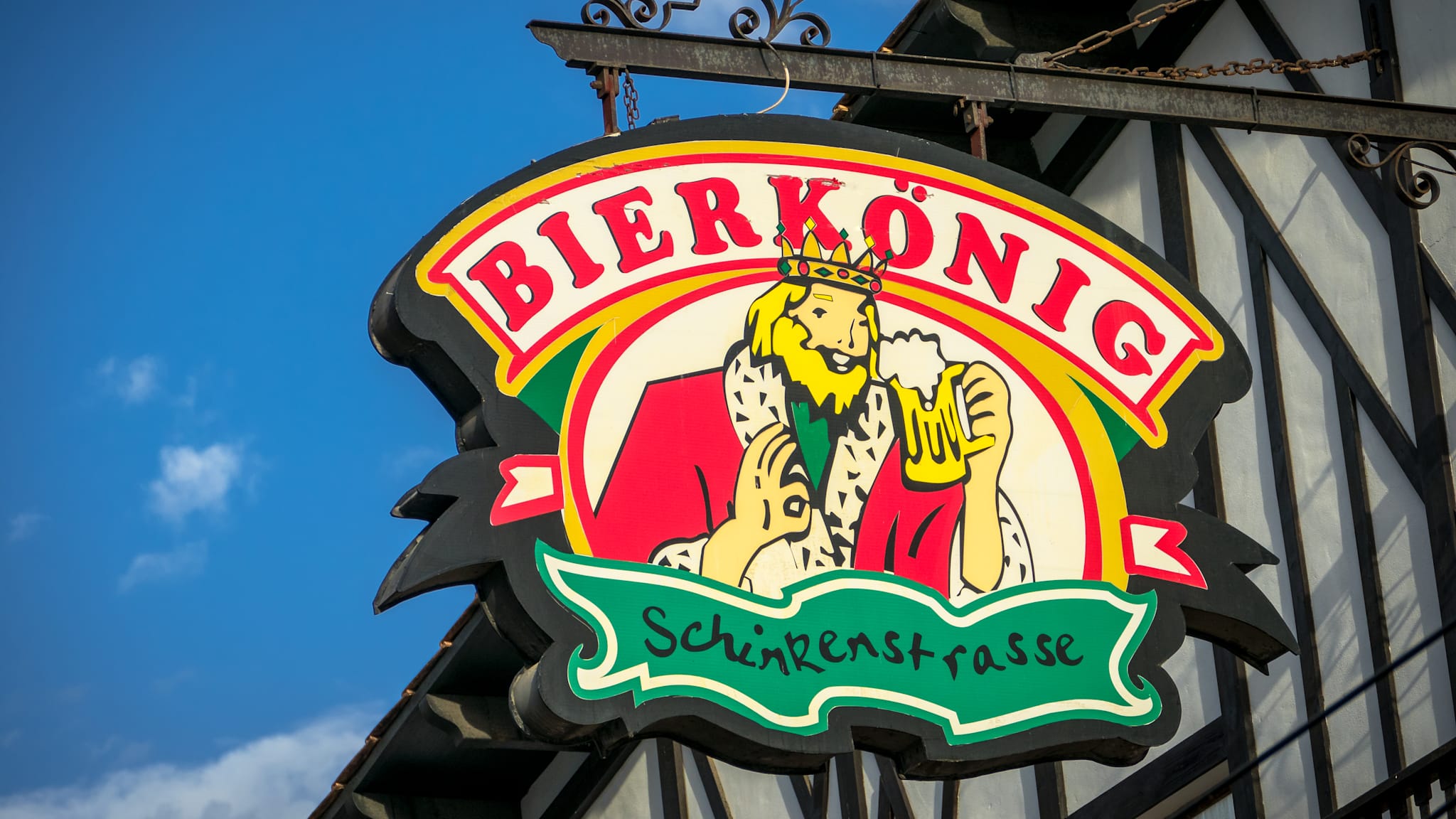 Ein Schild mit der Aufschrift Bierkönig.