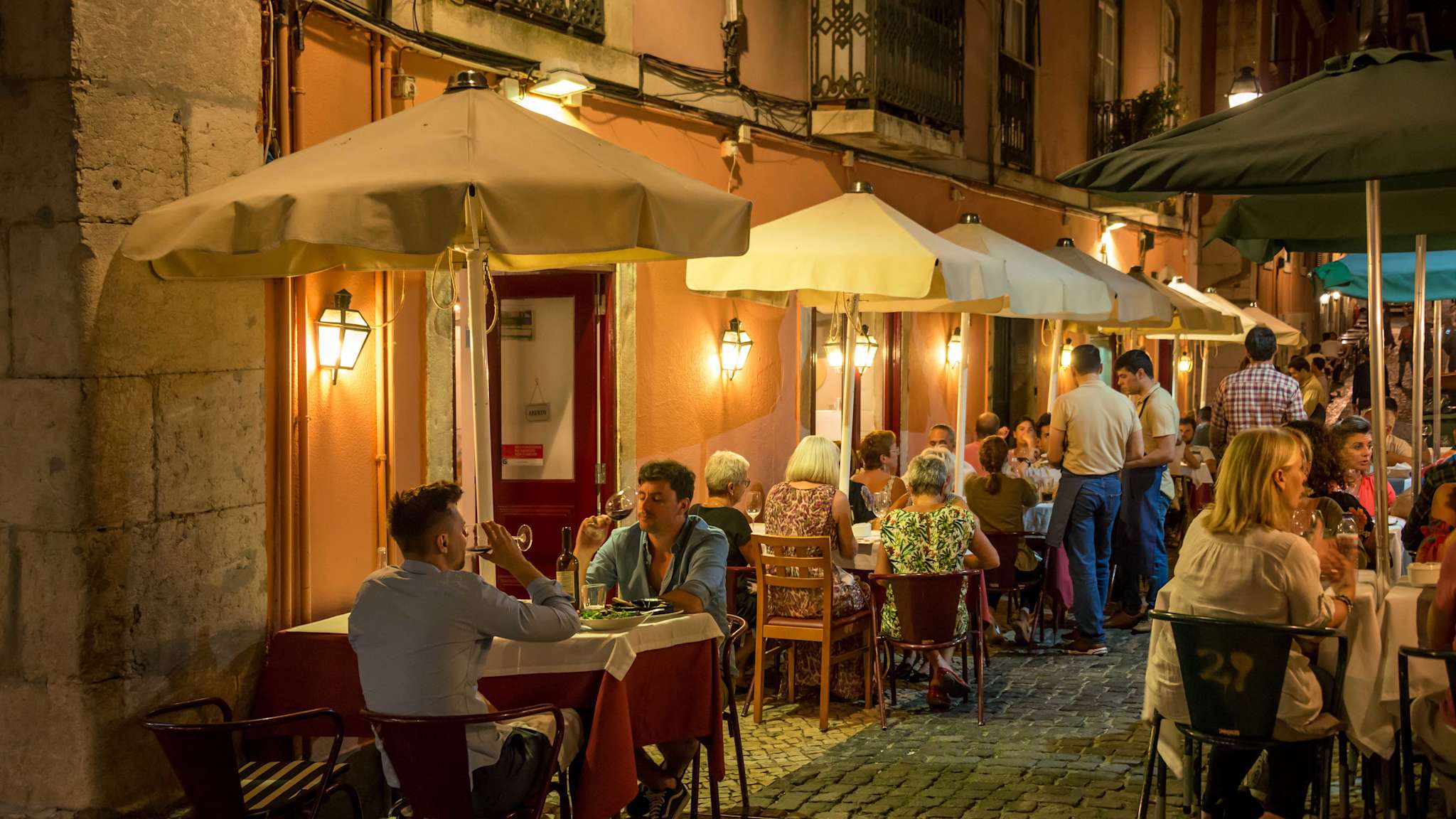 Restaurants in der Rua da Boavista in Lissabon, Portugal.
