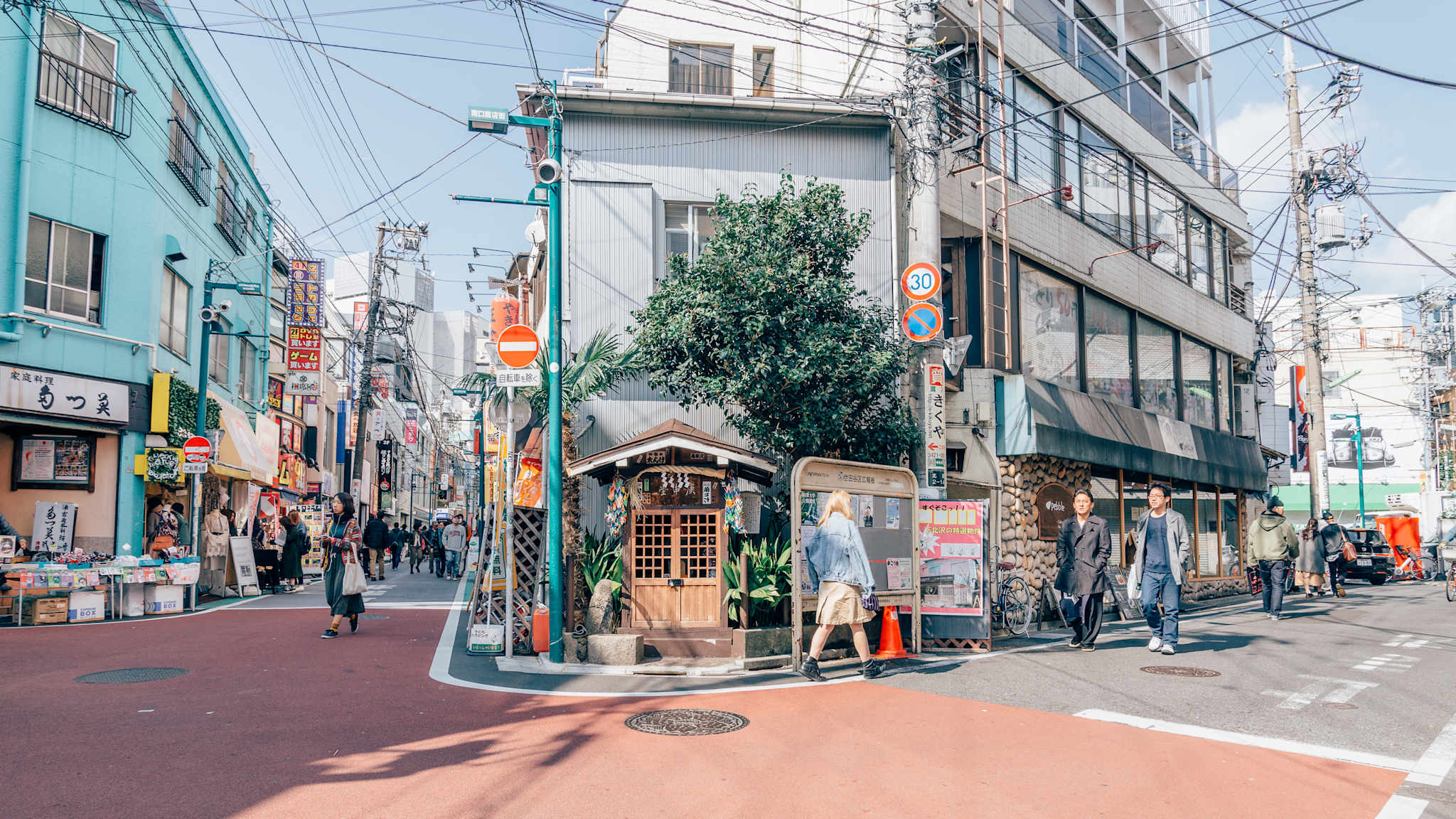 Blick auf die  Chazawa-dori in Tokyo, Japan.