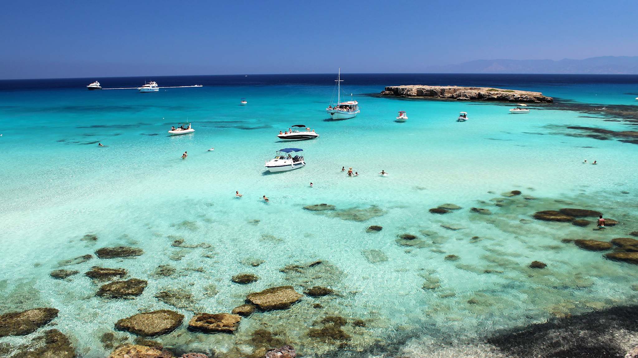 Eine flache Lagune mit mehreren Booten.