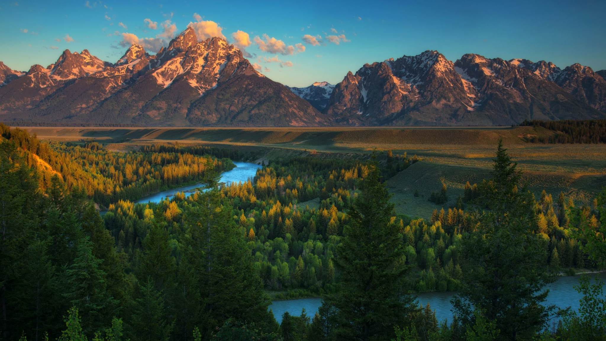 Blick auf die Berge und auf den Fluss im Grand Teton Nationalpark in den USA.