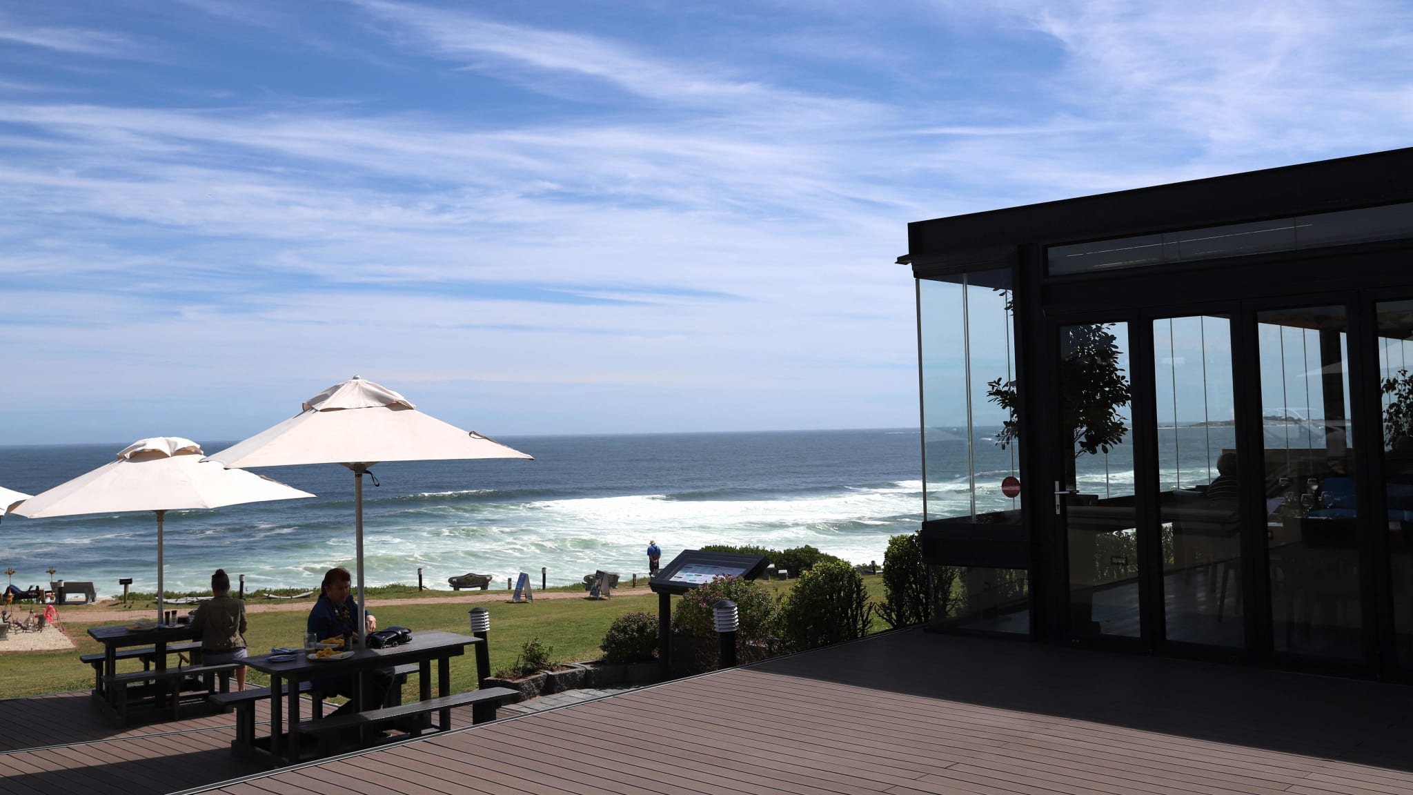 Blick von der Terasse des Hotels auf das endlos, blaue Meer in Brenton-on-Sea, Südafrika.