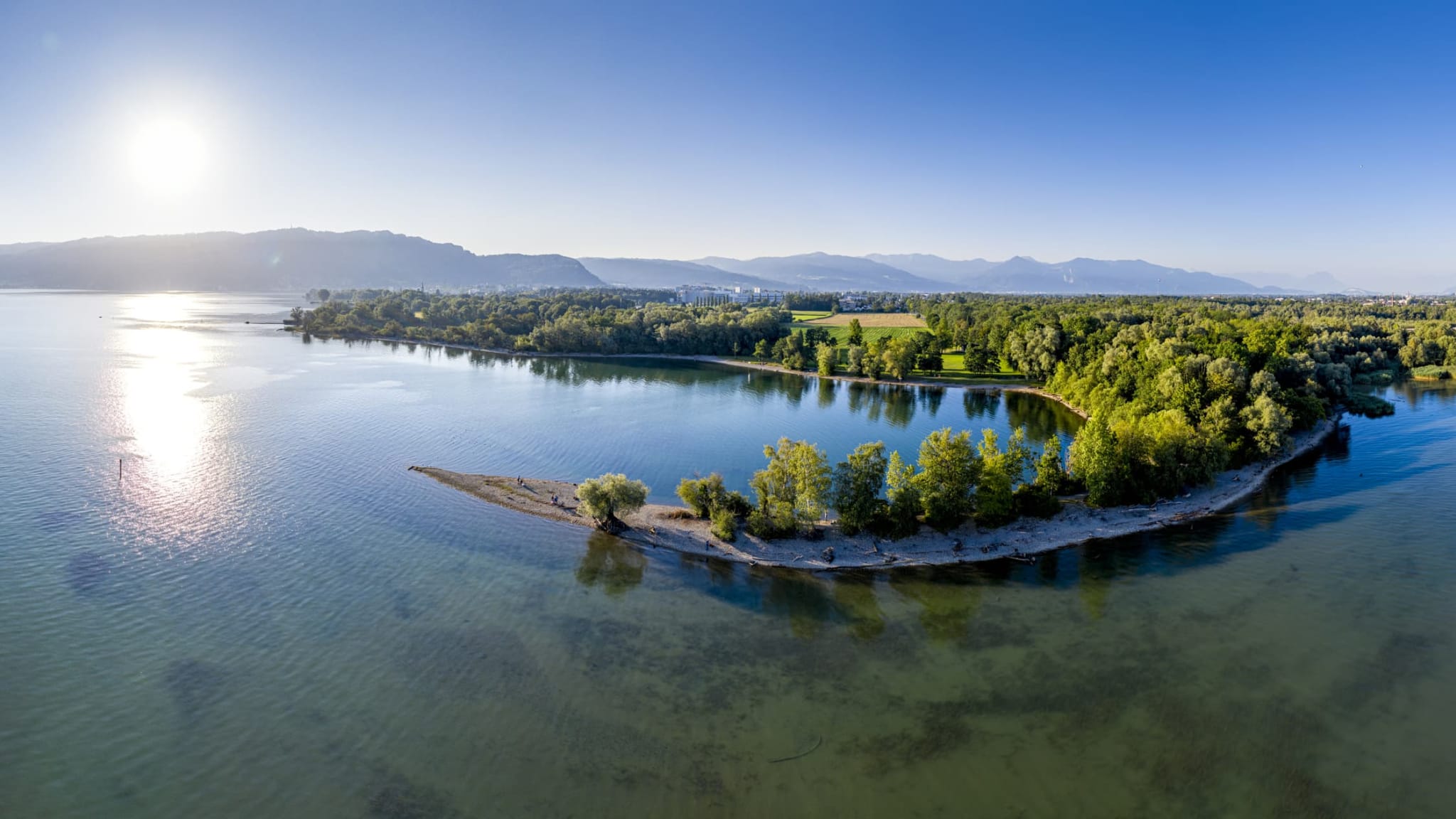 Ufer einer Halbinsel am Bodensee.