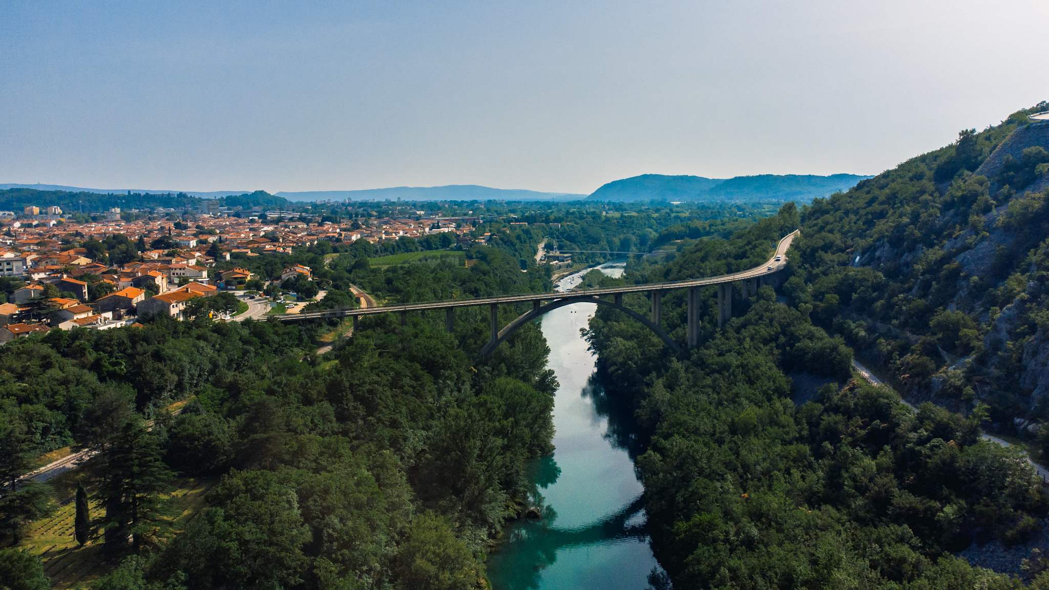 Blick auf die Bogenbrücke über den Fluss Soča in Nova Gorica.