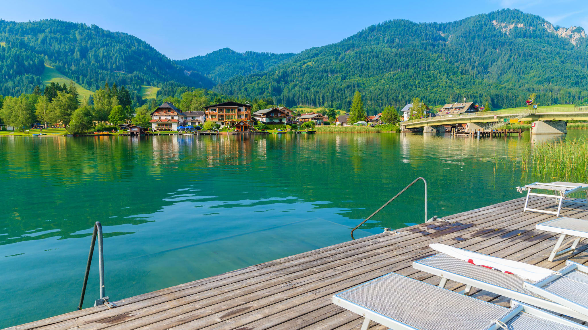 Blick vom hölzernen Pier auf den Weissensee.