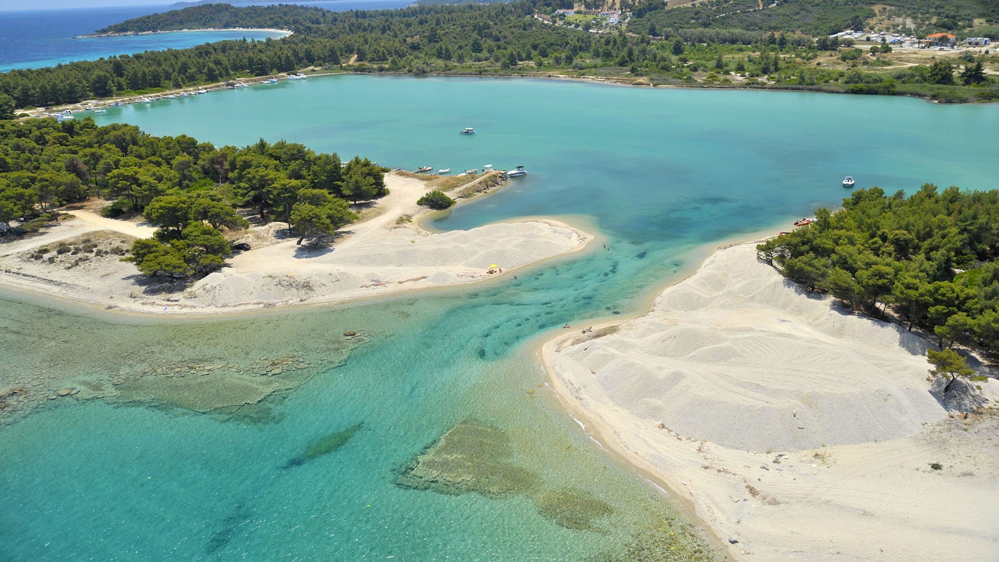 Blick auf den Strand Glarokavos auf der Landzunge Kassandra in Chalkidiki in Griechenland