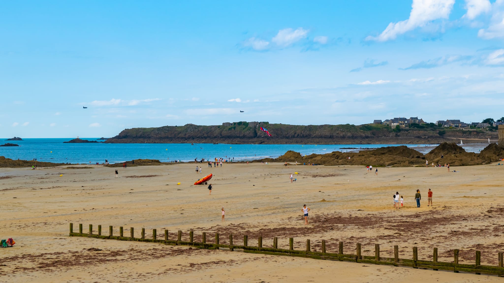Blick auf den Strand von Rochebonne in Frankreich. © Beata Haliw/iStock Editorial / Getty Images Plus via Getty Images