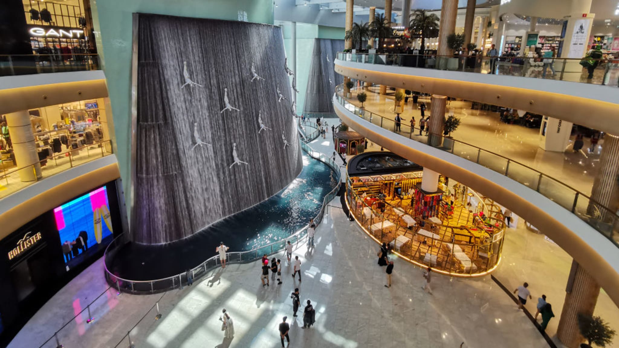 Blick auf den Wasserfall mitten in der Dubai Mall.