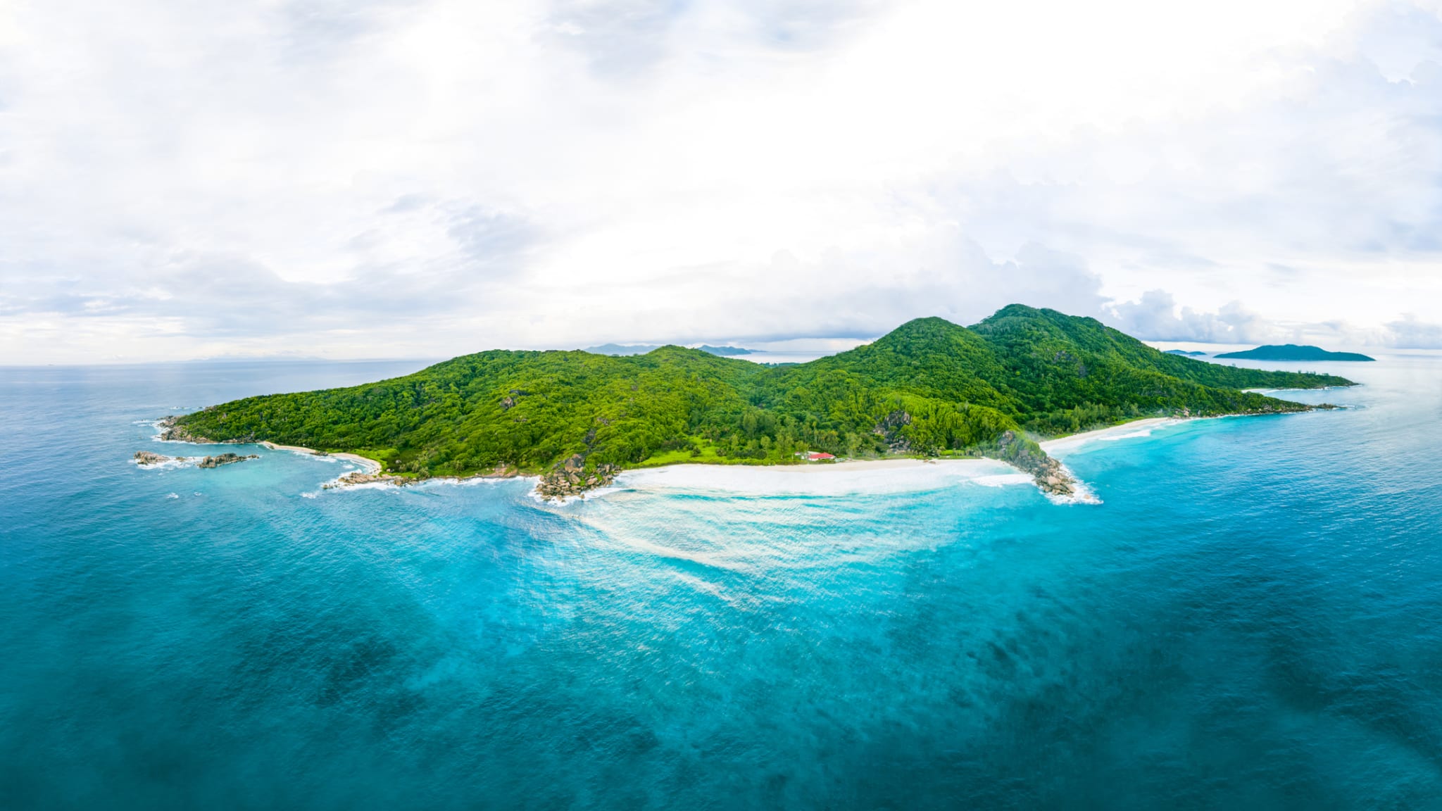 Blick auf die gesamte Insel La Digue, Seychellen.